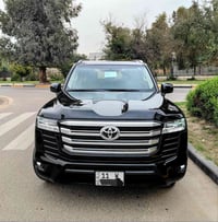 اخوان عندي لاند كروز 2023 لون اسود بريم اصلي رقم بغداد بأسمي ...... اخ...