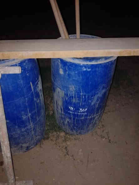 السلام عليكم 
سكلات للبيع عدد 2 عرض 80 سعر الواحد 60 
دوسه خشب جديده ب30 
براميل مي الواحد ب20 
عربانه سعرها 30 
اي استفسار ***********
