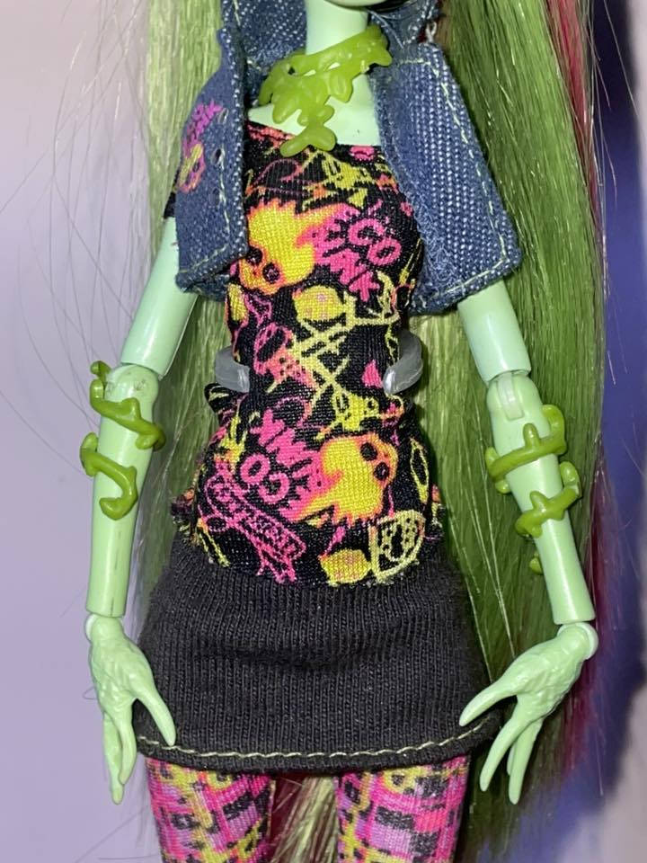 متوفر للمزاد لعابة مونستر هاي شخصية فينس مكفلايتراب 
‏(Venus Mcflytrap) الاصدار الاولي اصدار 2012، القطعة نادرة صعب تتحصل وبحالة مناسبه موضح كلشي بالصور. مغسولة يدوياً شعرها نظيف خالي بالكامل من الصمغ. يجي وياها ستاند، اعرف هواي رح يريدوها وما اعرف بشكد ابيعها فا رح اعرضها مزاد وابيعها اعلى سعر. متوفر توصيل كامل العراق.


**إذا كنت صاحب هذا الإعلان وتريد حذفه لأي سبب، رجاءا أرسل رسالة إلى الدعم الفني**