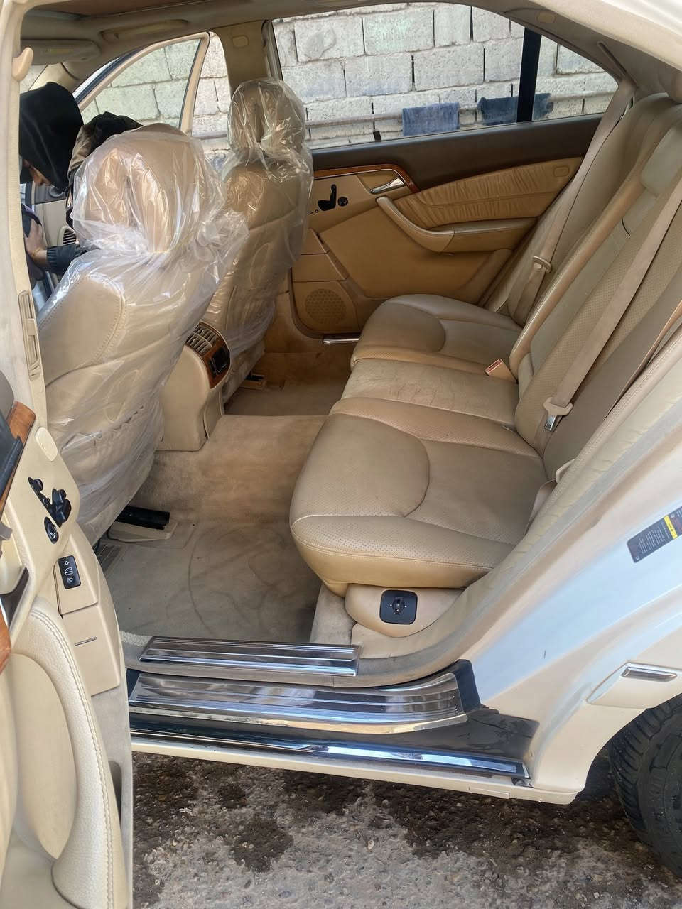 مارسيديس غواصة S350 موديل ٢٠٠٣ محرك ٣٥٠
‏V6 مكفوله من الحادث بيهه ضبع دعاميات وبيهه تكحيل 
فول مواصفات فتحة كشنات كهرباء تدفئة وتبريد بالكشن حساسات ثلاجة تبريد ٣ قطع مرايات شفط منظومة لايت زينون بردة كهرباء الداخل بيجي جديد  كير محرك كله تمام رقمها شمالي الجديد جانت جوبلس وحالياً دبل 
السياره كامله ومابيهه نقص فقط الصدر نص عمر 
مكاني بغداد شارع الاورفلي 
رقمي*********** 
السعر 137
