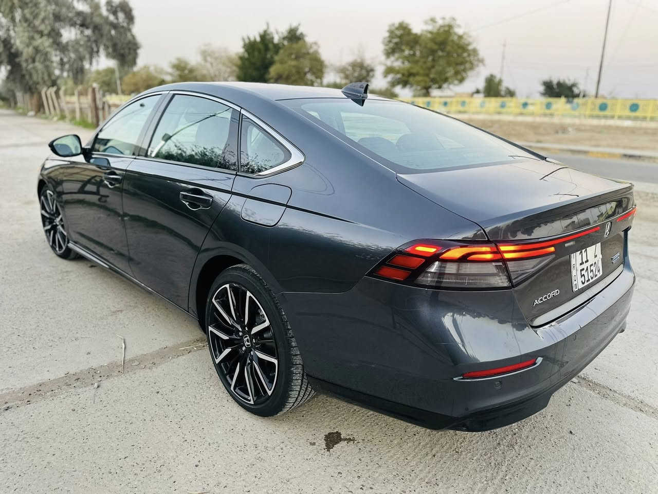 السلام عليكم
للبيع هوندا اكورد 2024 
فول مواصفات 1/1 
ماشيه 4 الف فقط 
رقم بغداد بسمي
المواصفات
فتحه سقف 
كشنات جلد + كهرباء 
بصمه ابواب و تشغيل
تشغيل عن بعد
نضام صوت بوز 
تبريد قطعتين 
تدفئه تبريد مقاعد 
رادرات جانبيه و مانع تصادم
و باقي المواصفات الفول
السياره بدون صبغ فقط بارد 
صور الحادث مرفقه السعر ٢١٠ وبيه مجال 
للاستفسار ***********
