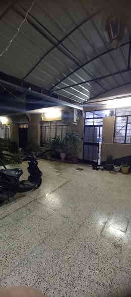 مكتب ابو شمال للعقار ✅️ دار للبيع في حي السكر نهاية شارع جامع الرحمه 

💧مساحة 307 متر واجه 15 متر بناء 2005 مرتب 

💧ط1. هول . استقبال . مطبخ حار بارد . 3 غرف نوم . كراج مع حديقه . مغاسل داخل وخارج البيت . مخزن . مناور فتل عل بيت 

💧ط2 . هول . 2 غرف نوم . مغاسل .

💧شارع صبه سند حديث بسم الشرعي 
               السعر 245 مليون قابل للتفاوض 

***********
*********** موقع المكتب حي السكر 
*********** قرب جامع الصفا والمروه
