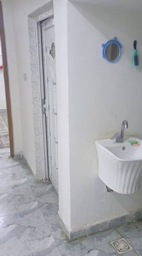 اللهم صلي على محمد وآل محمد
دار للبيع 🏛️   بناء جديد 
⛔   حي  الصدر الاول قرب مكتب أدم 
📈 المساحة   :  150 م
يتكون من : 
- غرف نوم عدد 2 
- صالة 
- استقبال 
- مطبخ
صحيات 
كراج 
شارع تبليط جديد ومقابل ساحه 
☎️ للأستفسار والمعاينة اتصل على :
***********
الرقم يحتوي على واتساب 
📍 زيارة مكتبنا الكائن في : حي الصدر الاول السايدين قرب مطعم كباب نذير 
📥 مكتب أدم
