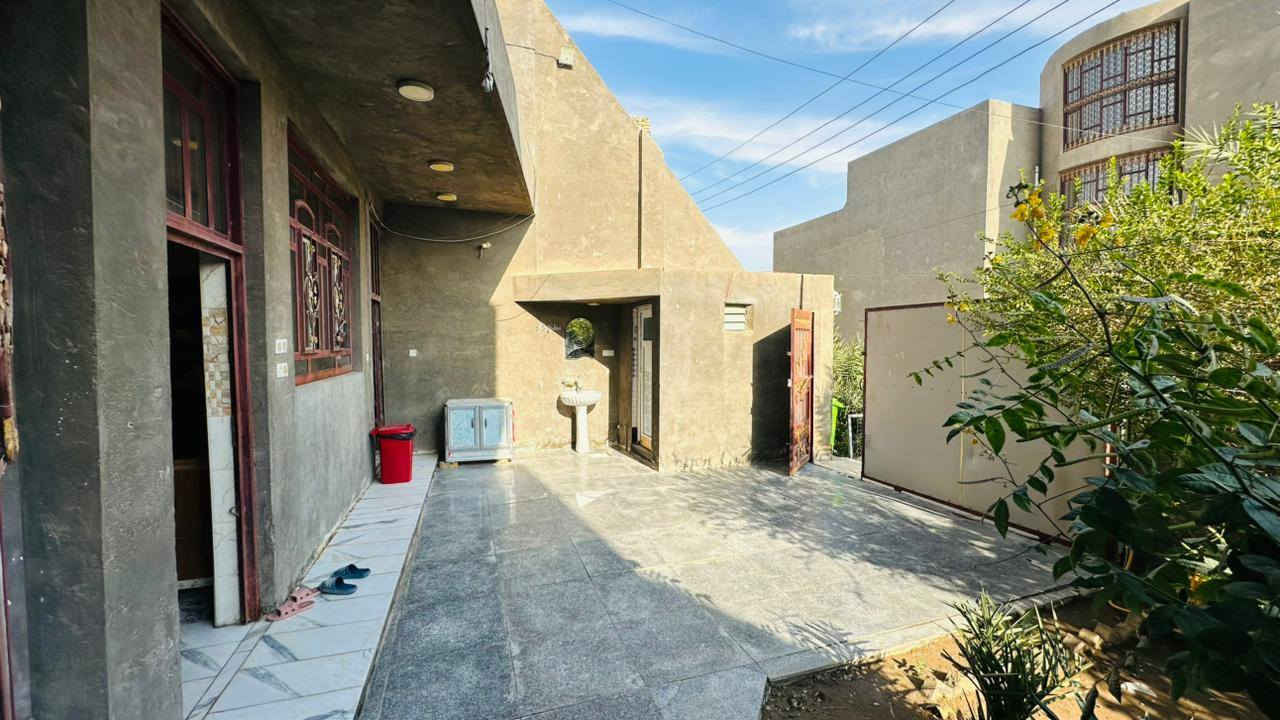 ✨دار لـلـبيـع✨

 الــمـوقــع : - حلة، ناحية ابي غرق، حي الحسين. خلف  مجمع ارض بابل الطابق الواحد 

الـمـساحــه : ٣٠٠م
………………………………
نــــوع الـعـقـار : طــابـو صــرف  

بناء سنة (٢٠١٦)

الـــواجـــهـــه : ١٥م
الـــــنـــزال : 20 م 

الـمنـطـقـه كـافـة الـخـدمــات
……………………………… 
حــالـة الـعـقـار :  بناء طابوق

 طـابـقين 

   يـحـتـوي عـلـى (٤) غـــرف نــوم - هــول  - مـطـبخ - استقبال 
مـجـمع صـحيـات 
………………………………
الـســعـر : خاص
*********************
مكتب الصادق الأمين للعقار 
نـستـقـبل جـمـيع الـعروض الـعـقاريـه ↪️
بـيع -شـراء - تـعـقيب - إجـازة بـناء - إفـراز- رهـن 
*********************
للأسـتفـسار او الأتـصـال ↪️
 📞***********
📞 ***********
