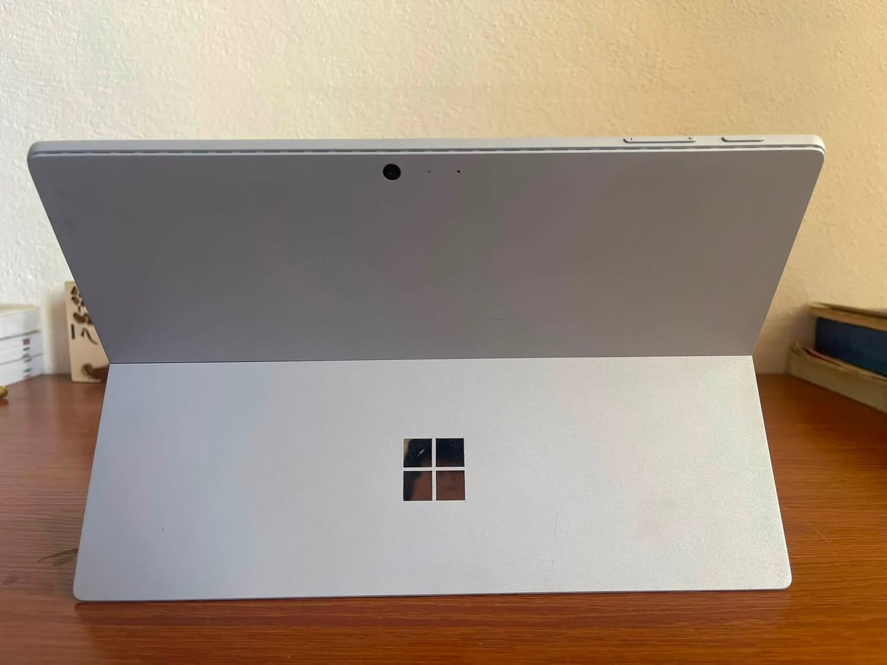 Surface pro 5
معالج i5 7
رام 8
هارد ssd m.2 256 
شاشة 2k + لمس 
مدخل sim + esim 
كيبورد منفصل
الجهاز نوعية 1807 احسن من 1796

جهاز ما بيه اي خلل جدا نضيف سعره 315 ومجال بسيط 

***********
