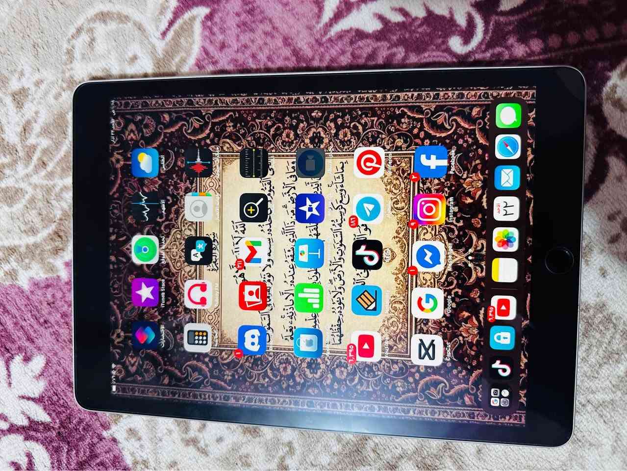 سلام عليكم ايباد 9 للبيع ذاكرة 64 نظافة 96% نضيف جداً مكفول من اي عطل واستخدام قليل ملحقاته كامله كارتون والشاحنة السعر 270 وبي مجال قليل للأستفسار اتصال *********** او مراسلة خاص عمارة, ميسان
