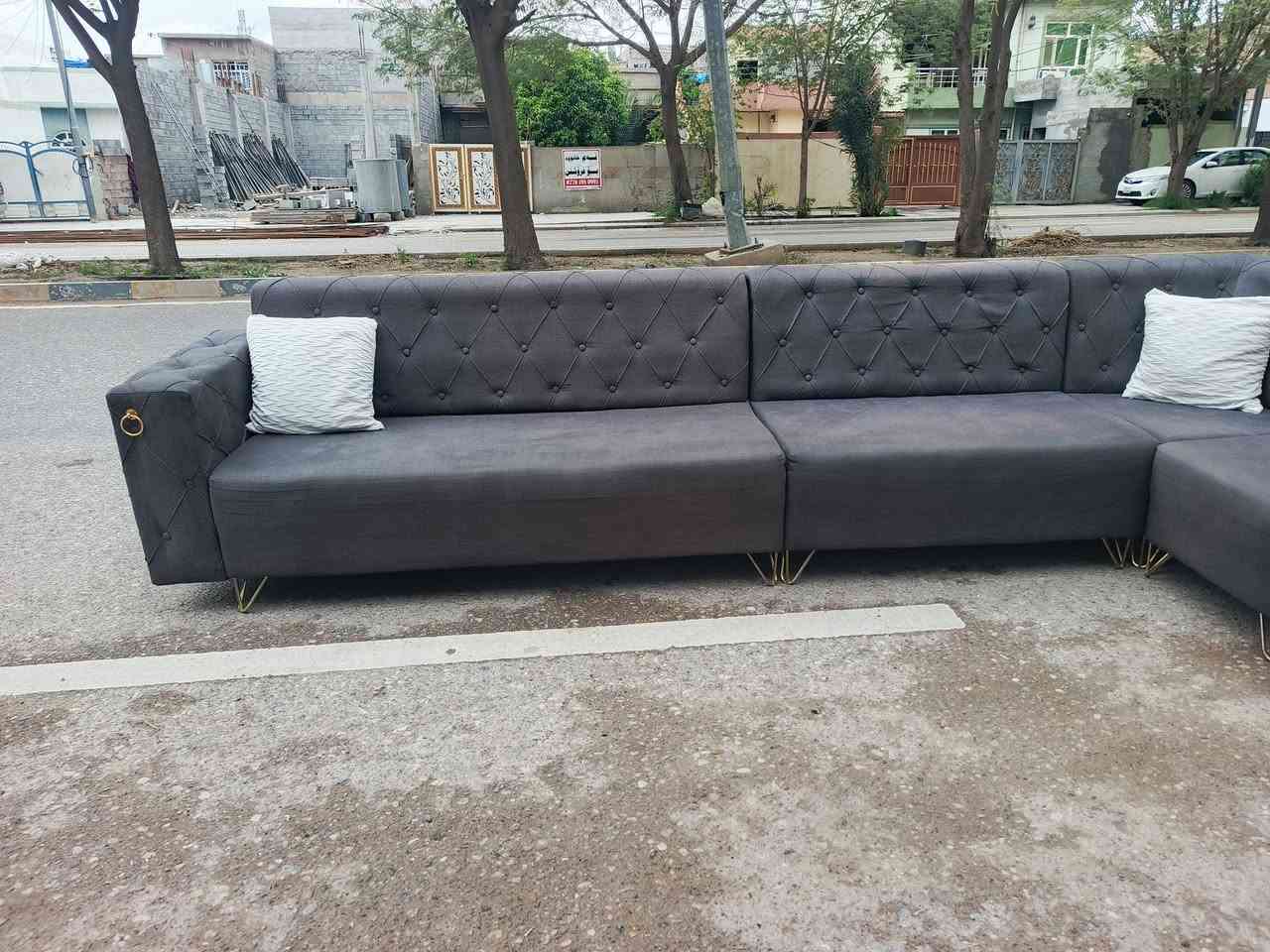 سلاوهاورییان
ئە م تاقمە ئیڵە بۆفرۆشتن
10نە فە رییە دە سکردە
بازاری نیە   ژیر رە بە ڵە قوماشی کابۆییە
رە نکی رە ساسیە 
ژ.م ***********
شوین.کە لار
