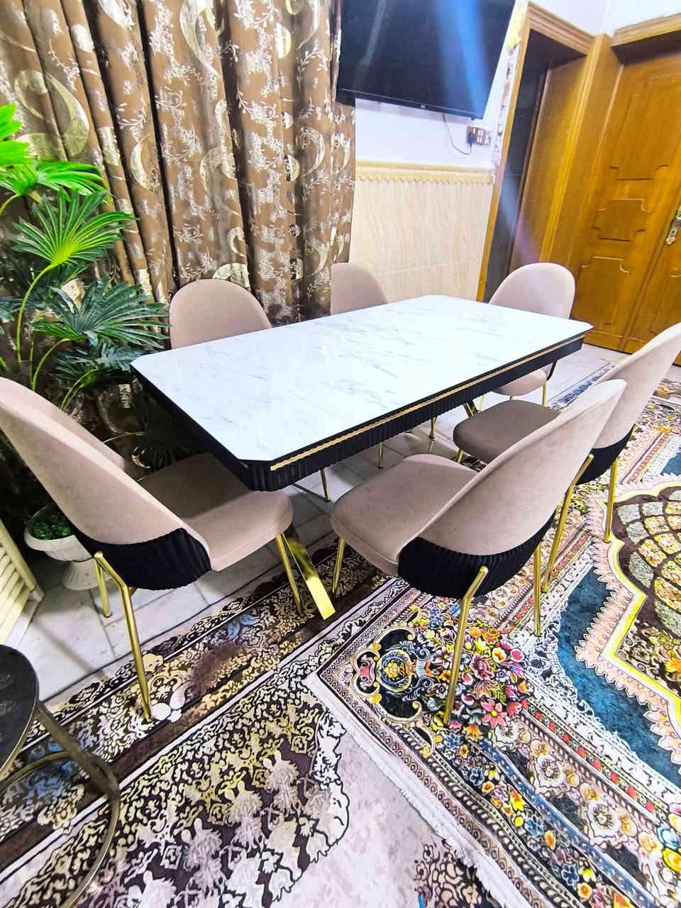 ميز طعام للبيع نوعيه راقيه تركي جديد غير مستخدم العنوان كربلاء حي القادسيه رقم الهاتف ***********/ السعر 325 مكتوب السعر
