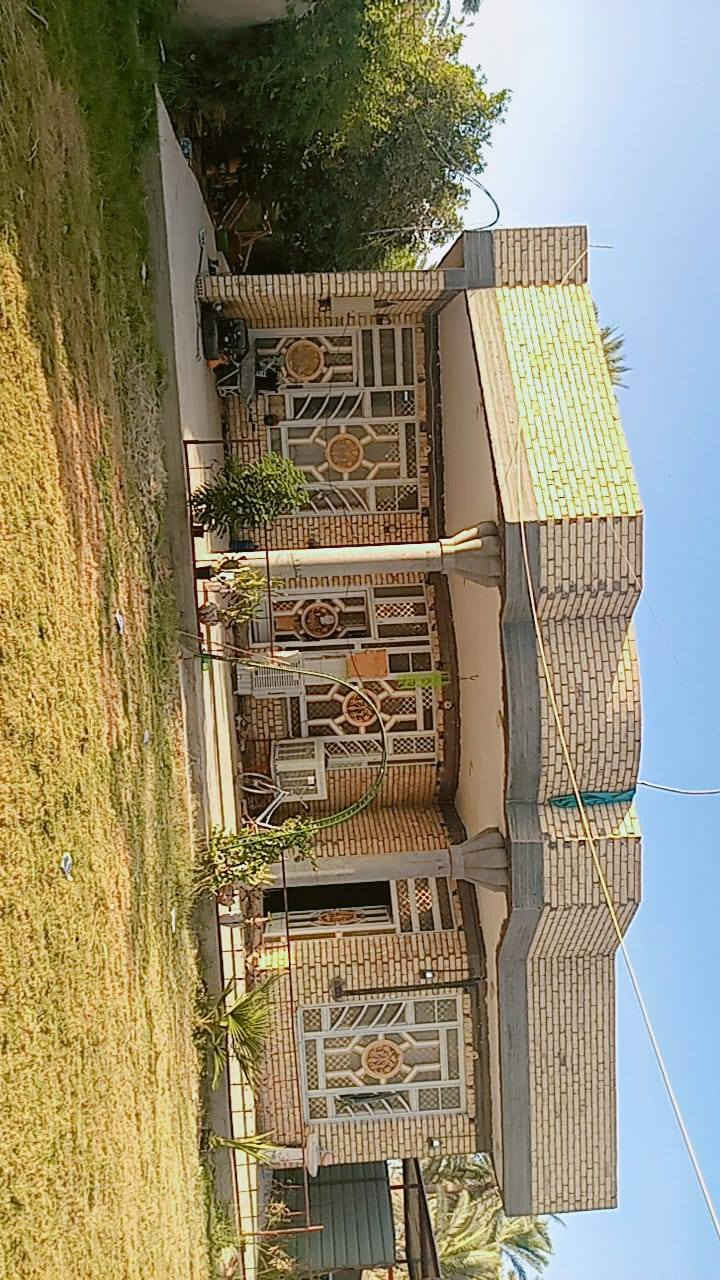 السلام عليكم دونم ونص مع بيت تفاصيل البيت استقبال مطبخ صاله كبيره غرفتين نوم صحيات داخليه وخارجيه العنوان بابل المهناويه قريه خمسه عل شارع العام شارع لاساله....***********
