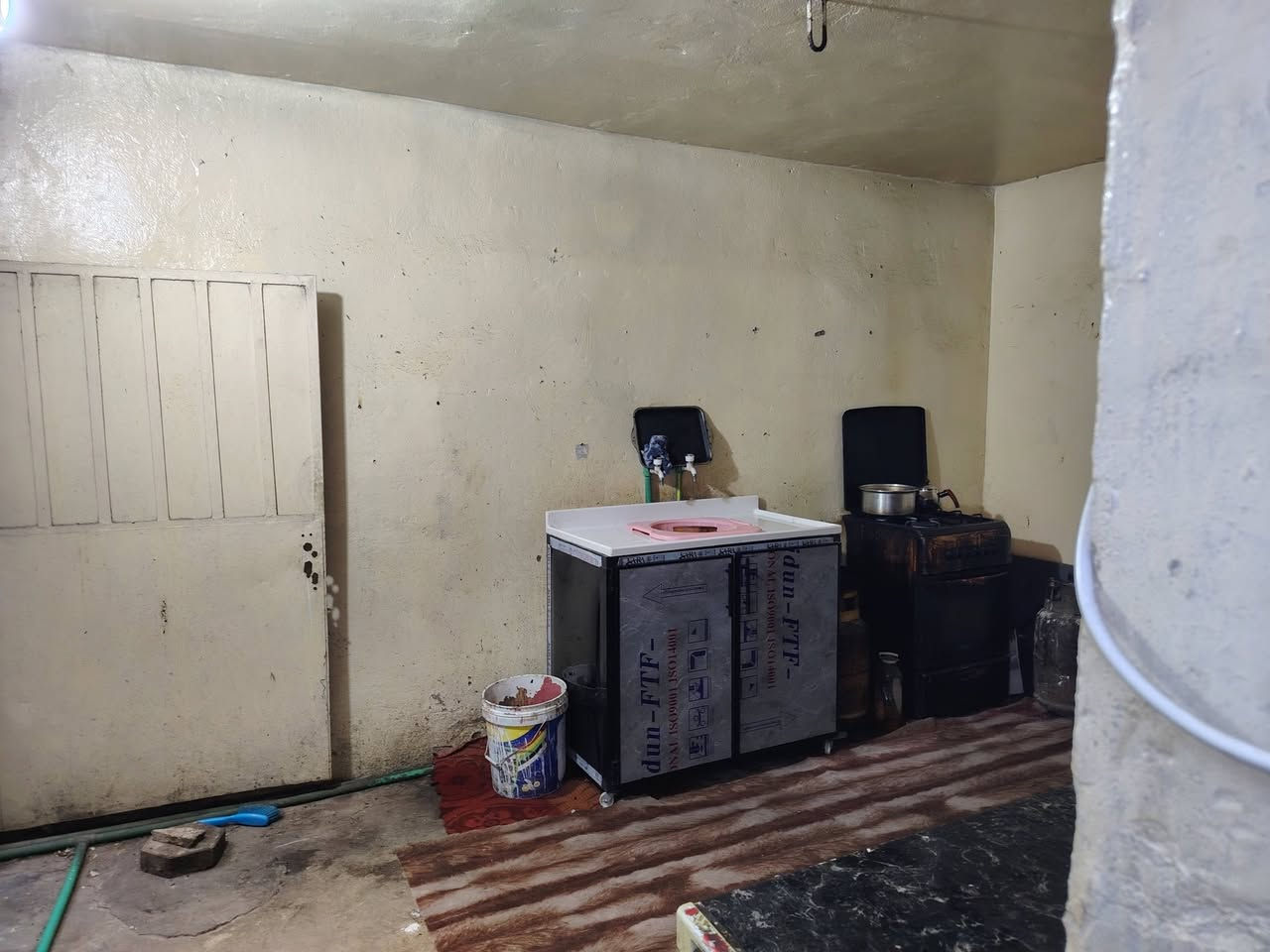 يالله سلام عليكم دار للبيع بغداد المدائن قرب السوك الإمام سلمان المحمدي قرب طابو المدائن الدار طابقين طابو ملك صرف سكني مساحه ١٢٠ متر يتكون الدار من غرفة نوم وصاله استقبال مطبخ وهول كراج سياره والطابق الثاني غرفتين نوم وصاله بيتونه خدمات كامله تبليط كهرباء ماء مجاري ثقيلة ومطار رصيف مقرنص السعر ١٠٠ وبي مجال الدار حاليآ بي مؤجر للاستفسار أكثر إتصل على الارقام *********** أو *********** وات ساب علماً صاحب الدار مباشر
