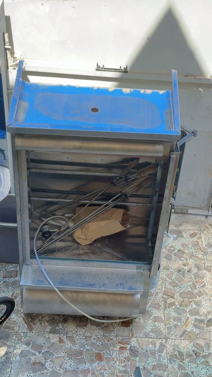 سلام عليكم 
تصفية معدات مطعم _ حي الجهاد 
شواية شاورما ٦ عيون + مقلاة فلافل غاز + شواية دجاج غاز مع الماطور 
للاستفسار اتصل ع الرقم ***********
