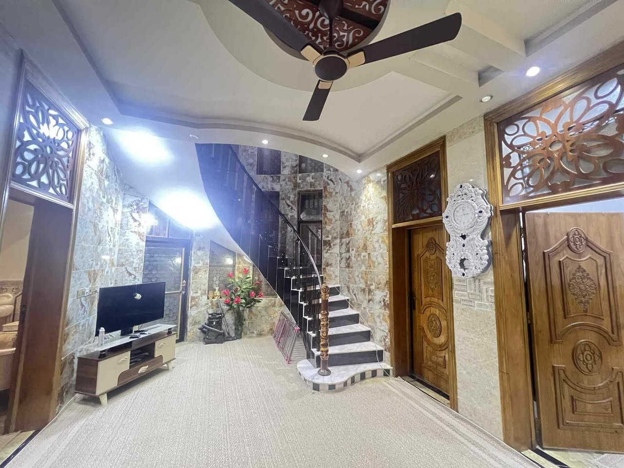 ياالله
السلام عليكم
يعلن مكتب الخبير للعقارات
وجود دار زراعي للبيع مساحه 165م طابقين
الموقع //حي المصطفئ قطع حسنين
واصله كافه الخدمات من ماء وكهرباء وتبليط 

مكوناته //استقبال ومطبخ وصاله وغرفتين نوم ومجمع صحيات داخليه وخارجيه
الطابق الثاني //غرفتين نوم وصاله وصحيات
علما ان البيت بناء جديد فول وكله ديكورات ونقوش مغربيه 

السعررررر //130مليون وقابل للتفاوض

للاستفسار الاتصال ***********
