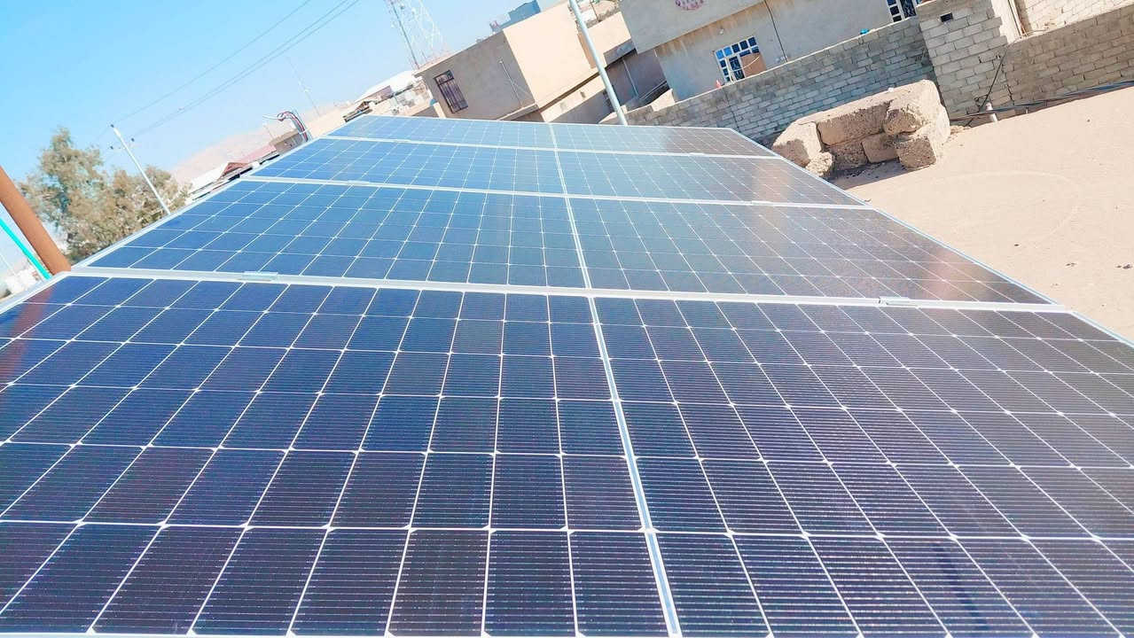 🔆 إنجاز نوعي جديد يُضاف إلى سجل النجاحات
📍 من موقع العمل – برطلة
🗓️ الاثنين 16 / 2 / 2026
في خطوة جديدة تعكس الريادة والاحتراف في مجال الطاقة المتجددة، يعلن مكتب روژ للطاقة الشمسية عن إكمال مشروع استراتيجي مميز تمثّل بـ تحويل مكتب علي ابو رسول  إلى منظومة طاقة شمسية متكاملة تعمل بكفاءة عالية واستقرار تام.
⚡ تم تنفيذ المشروع بسعة 8 أمبير نهاري و4 أمبير ليلي، لتوفير طاقة كهربائية مستقرة وآمنة على مدار الساعة، مع تقليل الاعتماد على الشبكة الوطنية والمولدات، وفق أعلى معايير الجودة والكفاءة والاستدامة البيئية.
🌞 يأتي هذا المشروع ضمن رؤية مكتب روژ الهادفة إلى نشر ثقافة الطاقة النظيفة، ودعم التحول الحقيقي نحو الطاقة المتجددة في إقليم كردستان والعراق عموماً.
🔧 مواصفات المنظومة المنفذة:
▪️ ألواح Allolla بقدرة 600 واط
▪️ عدد الألواح: 4 لوحاً
▪️ ضمان الألواح: 12 سنة
▪️ إنفرتر Motoma بقدرة 4 كيلوواط – ضمان 2 سنوات
▪️ بطاريتا تيوبلر بسعة 220  كيلوواط لكل بطارية – ضمان 1 سنة
✨ مشروع جديد يرسّخ الثقة… ويؤكد أن روژ ليست مجرد شركة، بل شريك حقيقي في الاستقرار الطاقي.
🔥 هل تفكر بتحويل منزلك أو مشروعك إلى طاقة مستقرة وموفّرة؟
مكتب روژ للطاقة الشمسية يقدّم لك حلولاً ذكية مصممة حسب احتياجك وبأحدث التقنيات العالمية.
📞 للتواصل والاستفسار:
👷‍♂️ مهندس قيدار
*********** – ***********
👤 سلام سلو
*********** – ***********
#طاقة_شمسية #مكتب_روژ_للطاقة_الشمسية #HighVoltage
#الاستدامة #طاقة_متجددة #روژ_تبدع
#أربيل #بعشيقة #هولير #العراق
