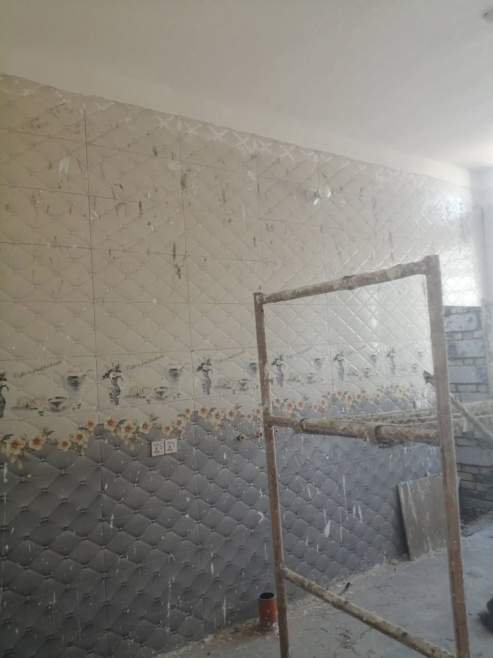 للبيع بيت مساحه ٣٢٠ متر طابو زراعي خلف مجمع الجوادين السكني منطقه سيد حبوب وكل الخدمات متوفره اساس كونكريت مكون من غرفتين وصاله ومطبخ وصحيات وبراني ومناور وصحيات خارجيه وداخليه وبراني وبيتونه ودرج وحديقه وكراج بناء طابوق فرمستون الاستفسار الاتصال ***********
