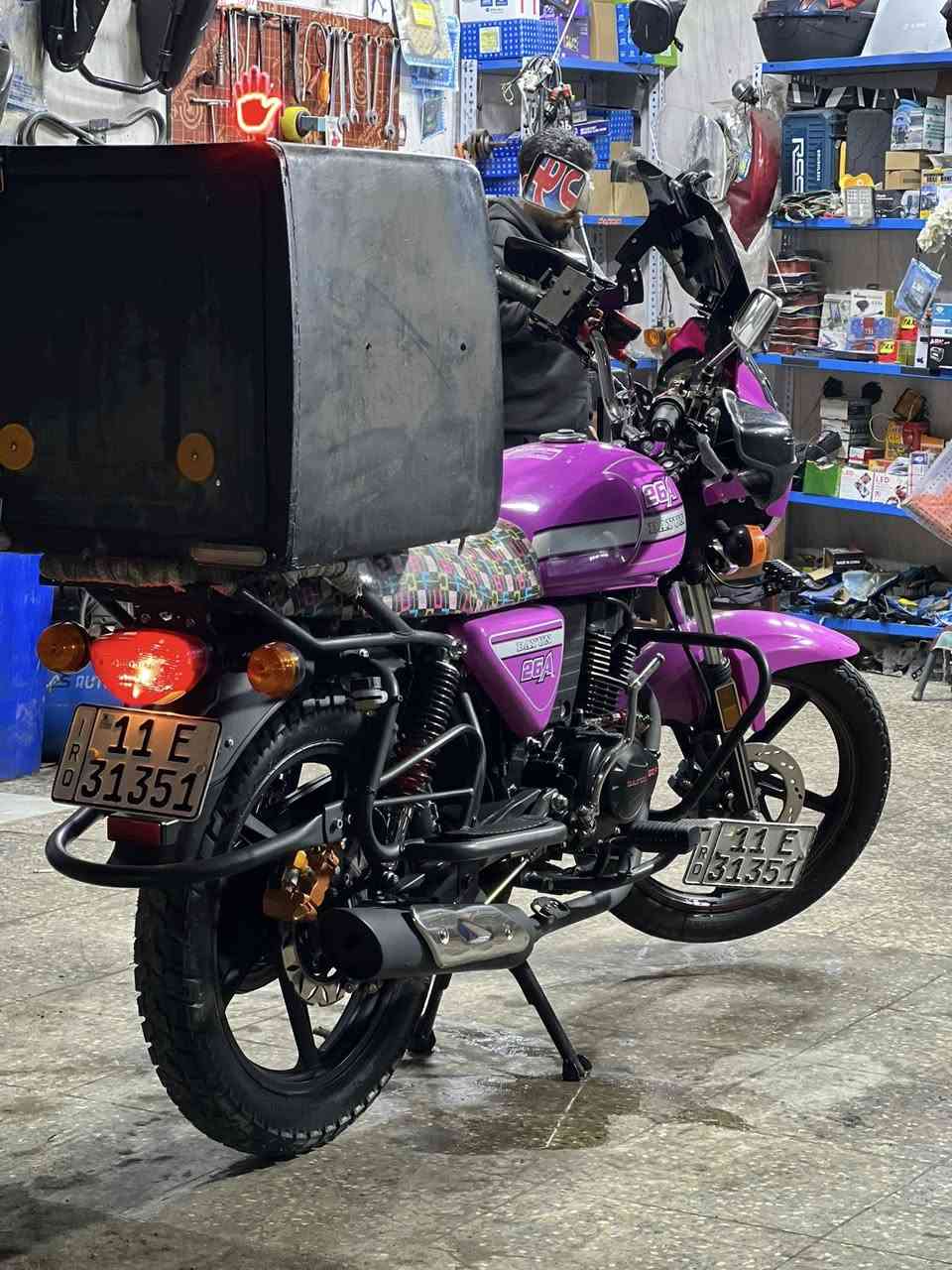 يا الله سلام عليكم دراجه دايوان مديل 23 A6الدراجه عليها إضافات خير من الله جامعه APK واقيه لكيز صندوك يحتوي على لد داخلي وخارجي و لايت زنون تحوير دسك خلفي بمكان البانز الدراجه جلاله وبلعافيه ع ياخذه اخت الزيرو عنواني بغداد الكراده (***********)
