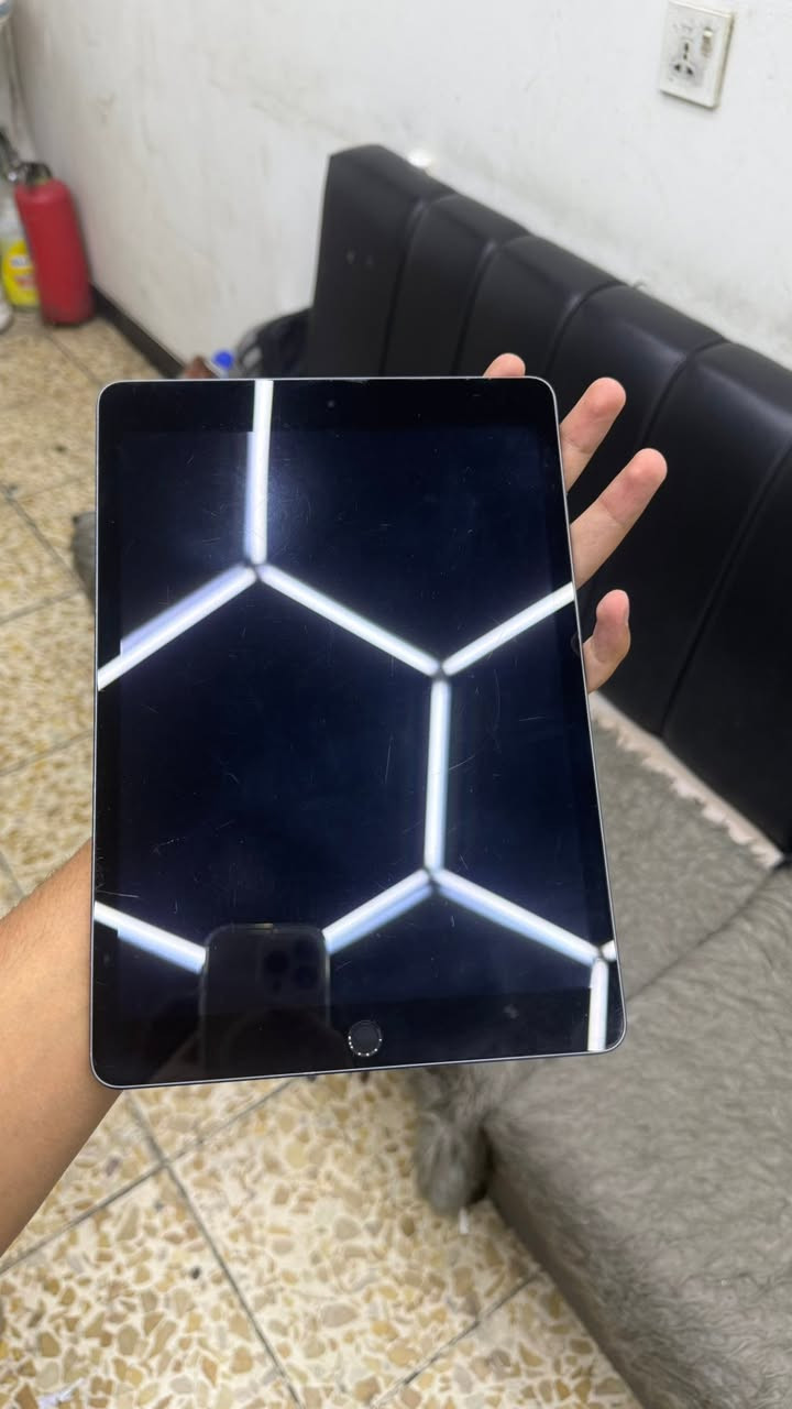 ايباد 9 نضيف كلش استخدام دراسه ذاكره 64 وبطاريه كلش زينه انسه الشحن  ويا كارتون الاصليه  رايده 240 الف وبي مجال لشراي ***********
