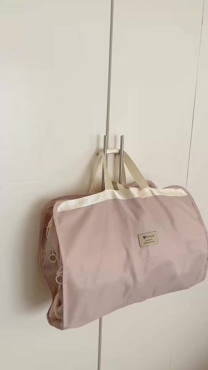 حقيبة تنظيم معلّقة قابلة للطي بتصميم عملي وأنيق ✨
مزودة بـ 7 جيوب بسحّابات لتخزين كل احتياجاتك بترتيب مثالي.

مثالية للسفر أو لتعليقها في الحمام وغرفة النوم.

مصنوعة من قماش متين وخفيف الوزن سهل التنظيف.

خطافات قوية للتعليق على الأبواب أو الجدران بكل سهولة.

أبعادها بعد الفتح: 70×45 سم بحجم مناسب وعملي.

تتوفر بلونين أنيقين: الوردي الفاتح والأوف وايت 🌸.
للحجز: ‏‪***********‬‏
