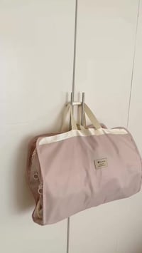 حقيبة تنظيم معلّقة قابلة للطي بتصميم عملي وأنيق ✨ مزودة بـ 7 جيوب بسحّ...