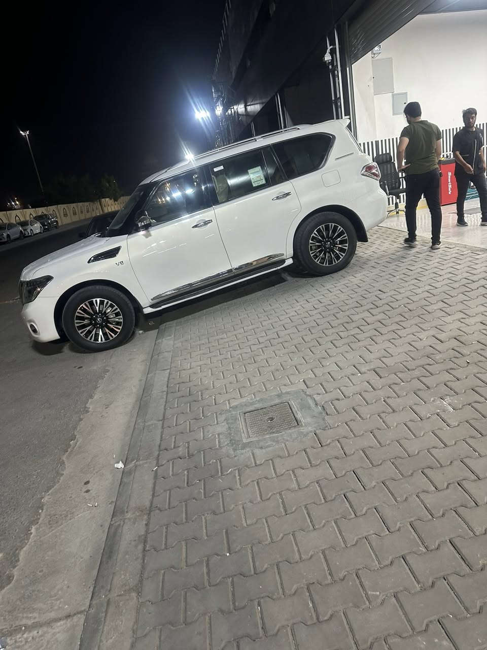 السلام عليكم نيسان باترول ابلاتنيوم. ٢٠١٢.
كفاله. عده البارد. ماشيه ١٥٢.  ألف 
فول موصفات. سنويه جديده  
السيارة ستينه النسخة الماسية يعني أعلى فئة بالباترول اجت فقط بموديل ۲۰۱۲

جزء من المواصفات

1 محرك 8 سعة 5.6 لتر

2 قوة 400 حصان

3 عزم دوران 560 نیوتن متر

4 ناقل حركة أوتوماتيكي 7 سرعات

5 نظام دفع رباعي كامل (4)

6 نظام مساعدة على الصعود والهبوط

7 نظام التحكم في الجر

سعة خزان وقود 100 لتر

حساسات ركن أمامية وخلفية

10 كاميرا خلفية

11 نظام مراقبة ضغط الإطارات

12 حساس مطر
نظام

التحذير من الخروج عن المسار

14 نظام الرؤية الليلية في بعض الطرازات)

15 نظام

التحكم في التهدل

16 نظام المساعدة في الصعود

مقاعد جلدي

18 نظام صوتي Bose

19 شاشات ترفيهية خلفية

20 نظام ملاحة
تحكم مناخي خلفي

22. عجلة قيادة مزودة بأزرار تحكم

23 جنوط مقاس 18 أو 20 إنش

24 شعارات "60th DIAMOND EDITION"

 إضافات کروم
فتحة سقف
 ثلاجة 
السعر ٢٣٠ 
***********
