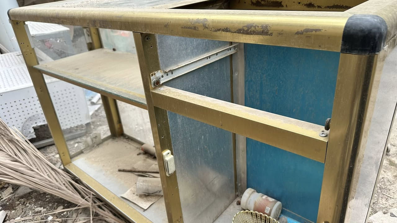 للبيع ‼️ للبيع  / جام خانه كزاز / ميز المنيوم عارضه علك / رفوف سفينه  / استاند / عارضه اجباس /  
العنوان بابل المدحتيه 
للستفسار ***********
