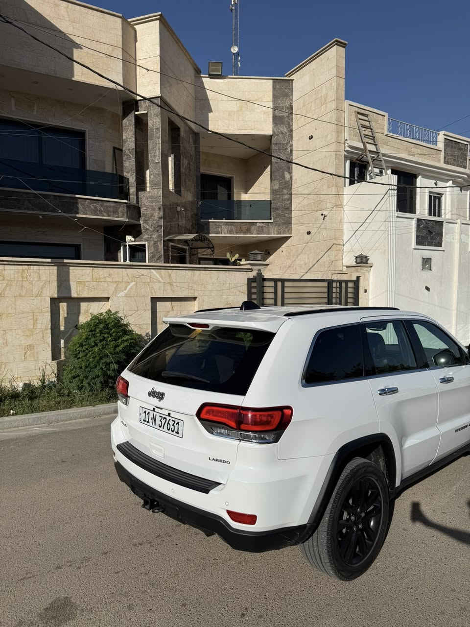 سلام عليكم
🚩 جيب LAREDO 
🚩 موديل 2022 
🚩 اللون ابيض 
🚩 عداد المسافة: 54 mile
6 سلندر V6 حجم المحرك:3.6

السيارة وارد امريكي✨ جاملغ وبنيد بدون دواخل

المواصفات🚨
♦️بصمة
♦️فتحة سقف 
♦️تشغيل عن بعد
♦️هيترات بالمري
♦️ 4مداخل usp
♦️كامرة خلفية
♦️شاشة كبيرة 
♦️حساسات
♦️اوتو ستوب
♦️اوتو ستارت
♦️شاشة العداد ديجتال
♦️تحكم التبريد المنفصل
♦️تحكمات الستيرن 4 جهات
♦️عدسات LED 
♦️بكلايت LED
♦️ويل كروب اسود حجم 20 
♦️مقاعد جلد+كنتارة
♦️كرسي السائق كهرباء

مكاني بغداد حي الاعلام 

للاستفسار ***********
