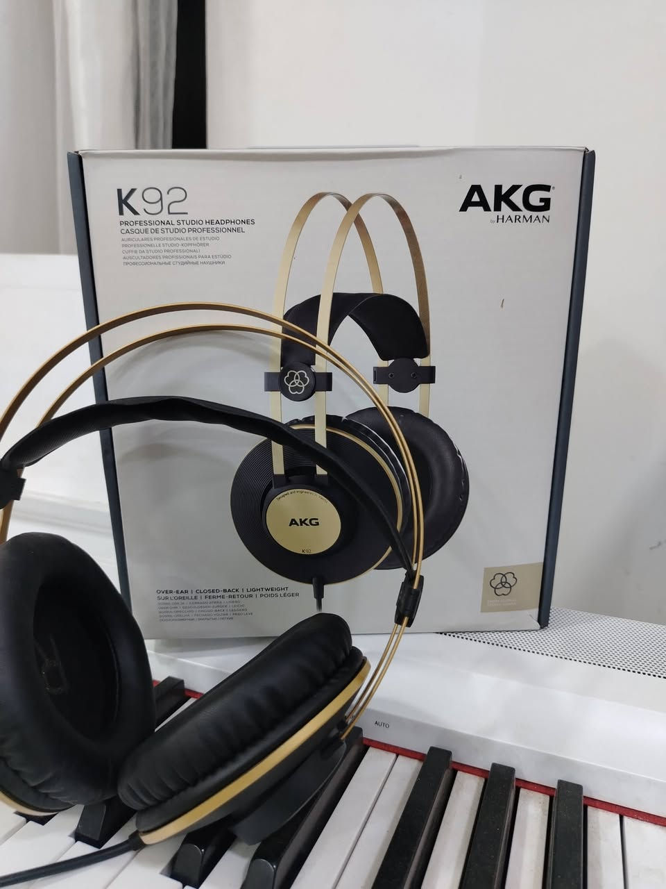 متوفر هيدفون احترافي من شركة AKG العالمية يستخدم للأستوديوهات  ذو نطاق ترددي يبدأ من 20HZ للأستفسار*********** او خاص
