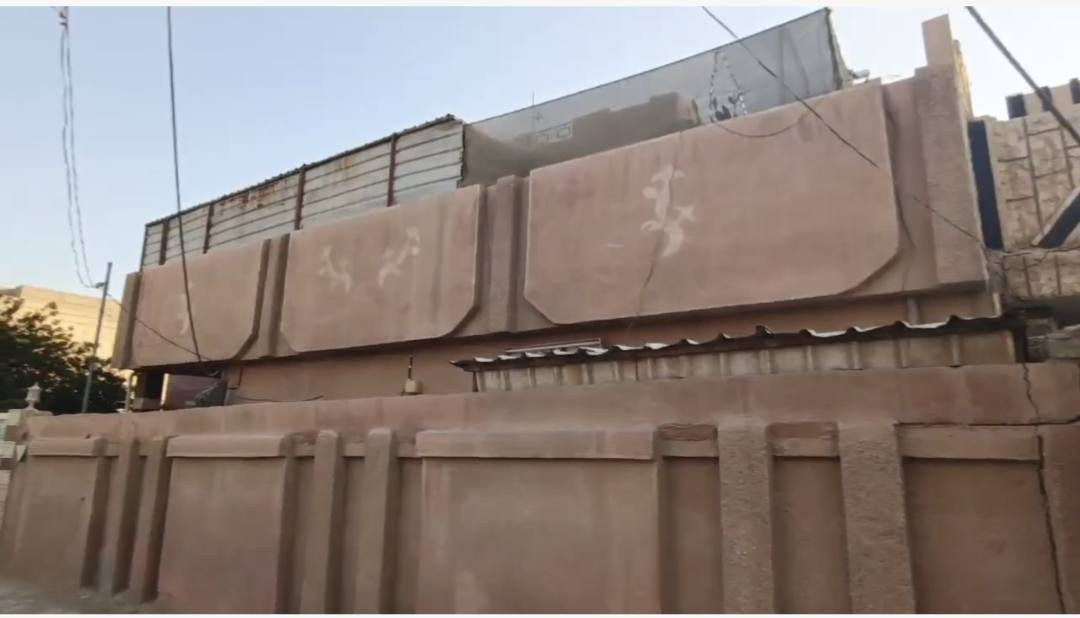 السلام عليكم الدار للبيع بناء قديم ركن  مساحه ٢٨٠ م حله حي الامير شارع الطب العدلي يبعد عن شارع نادر الرئيسي يبعد 500متر مجاور مدرسه المواهب  للاستفسار الاتصال ع الرقم التالي👇***********
