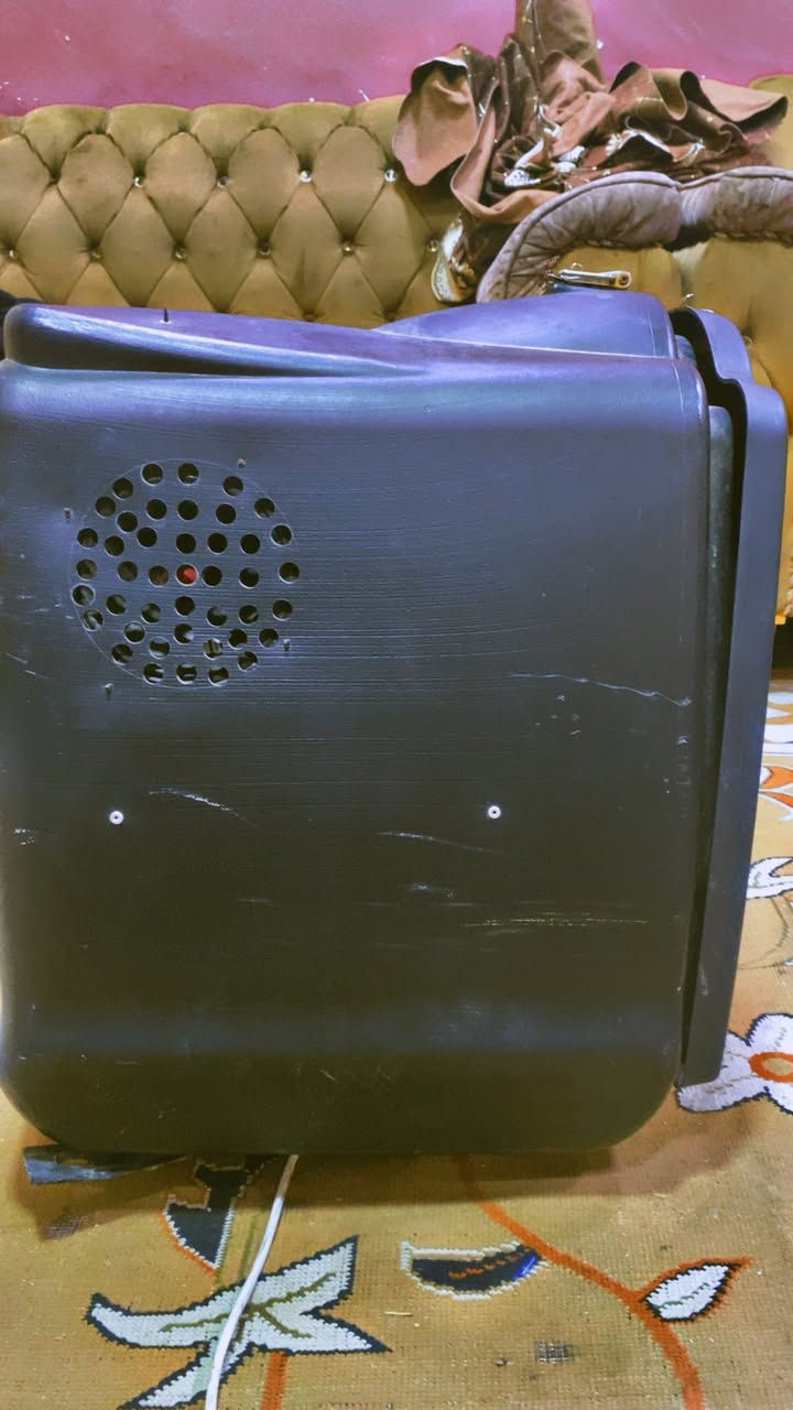 السلام عليكم صندوق بوكسر البيع مدينه الصدر صدوق جديد كلش بس سماعت عدد 2 شرط يشكن الكاع فولتيه 360كرت اصلي بي  التصال عله رقم ***********
