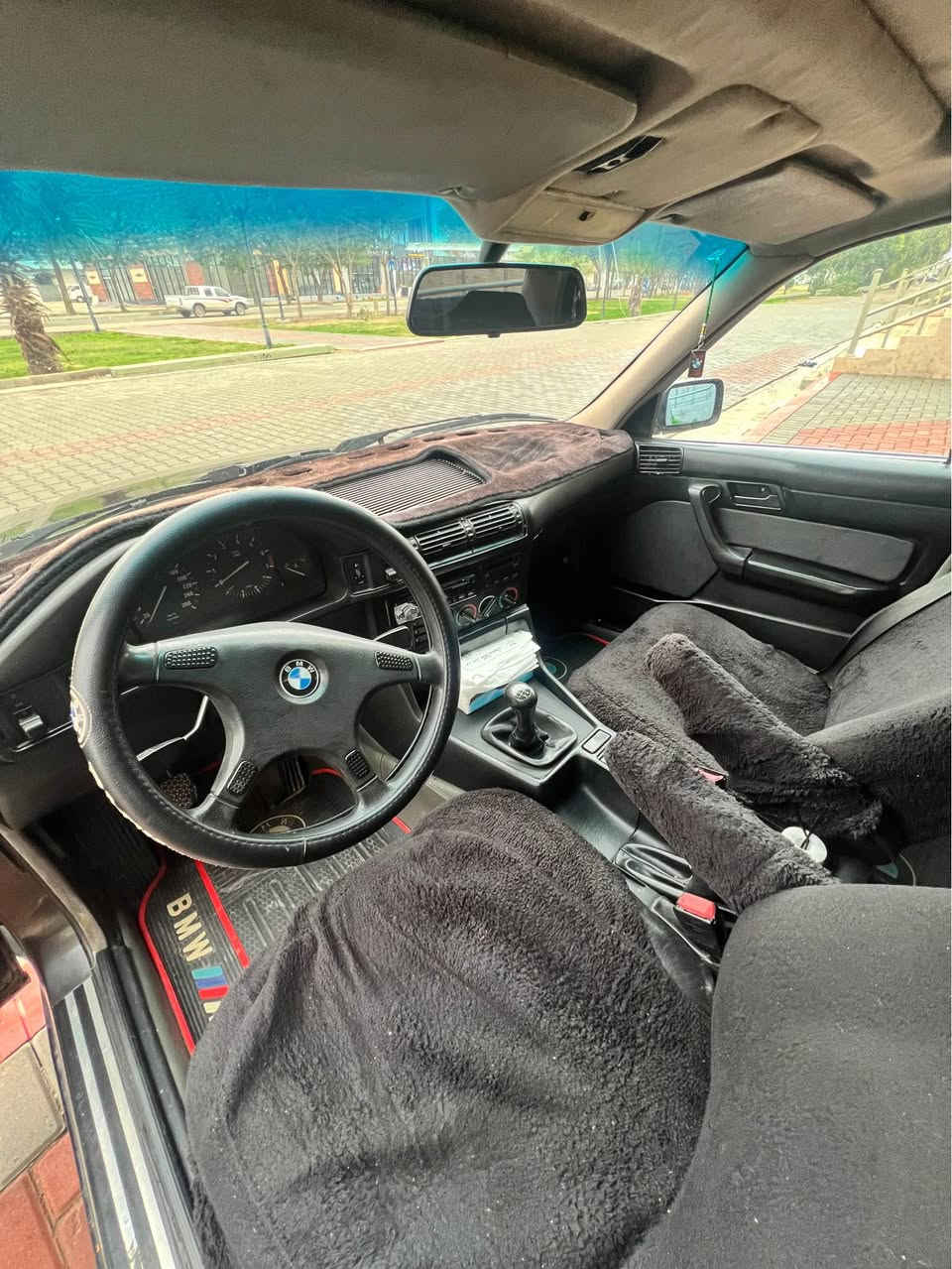 بیئیم مۆدیل ١٩٩١ بیلاد ٥٢٥ مەکینەی ٥٢٥ بی لێدراو چەکوشی پێوە نیە فول فولە بەس گیرعادیە تەبرید ساردو گەرمە کوشن جلد بیلادو هیتەرە سلایدە  پێش پانە کامل کراوە بە ٩٥  چوار جام کارەبای بەشەرتی گێرو مەکینە کارەبای بە شەرت بێ سەرف بێ بوخار  سەنەوی ٨ مانگە بە سەر چوە بەناوی خۆمانە بەشەرتی موسو براوەو تەحویلو خرامە
*********** كالار, السليمانية
