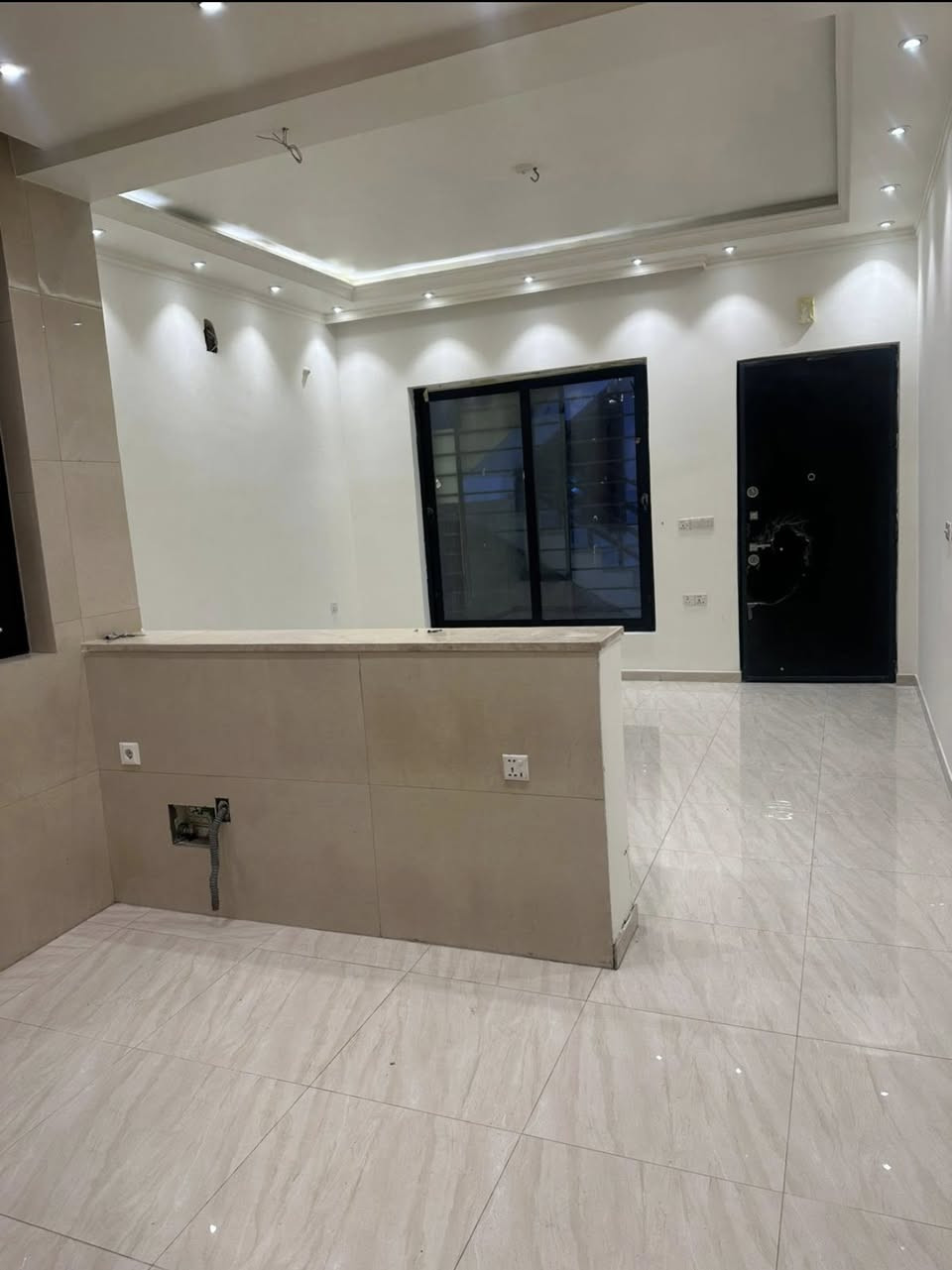 🏡 شقة ديلوكس للإيجار – المنصور / حي العربي
طابق أول، 2 نوم، صالة، مطبخ، حمام، كاونتر.

📞 ***********
