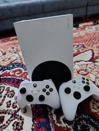 اكس بوكس سيريس اس نضافه 100  2 جوستك اصليات  وبطاربات قابله لشحن وحساب...