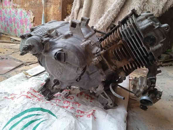 مكينه TVS بلاد لاتنقص ولاتبخر المكينه توه مبدل الها فناجين اثنين شركه ومبدل ملف شركه ومبدل اكسن كامل بس المكينه صار بيه صوت ماعرف شنو كرنك او زنجيل مادري المهم رايدها 200  العنوان بصره قبله ***********
