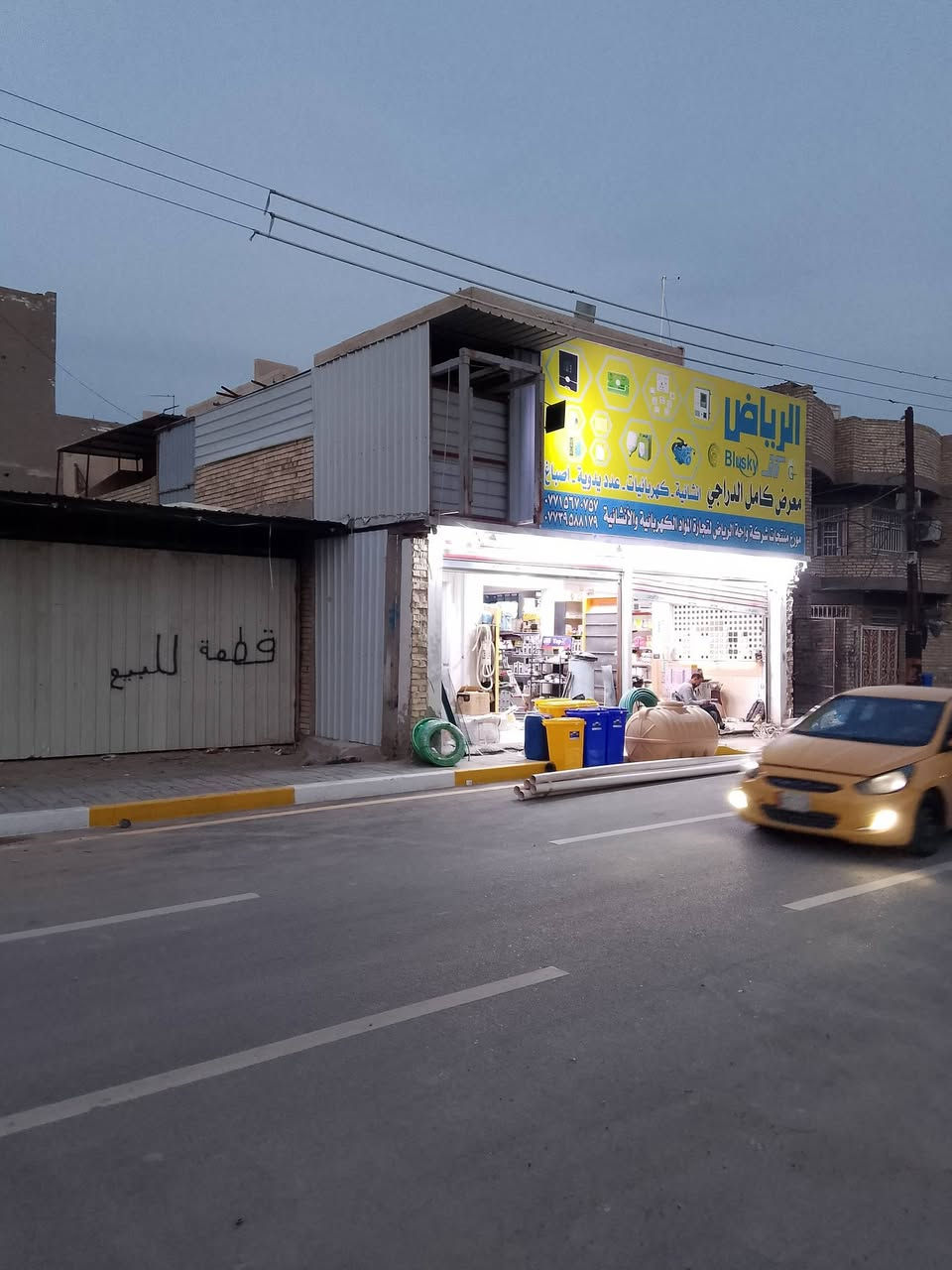 السلام عليكم قطعة أرض للبيع حاليا جملون اومخزن المساحة 180 متر واجهة 9 نزال 20على شارع تجاري شارع حي البساتين شارع احمد الوائلي جان متأجر بمليون ونص تريد تأجره اوتستثمره  اوترهم بناية للاستفسار اكثر الاتصال ***********
