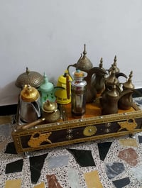 ميز خشب • دلالات نحاسية • أصلية