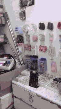 عندي اغراض مكياجات ومواعين مع الورفوف للبيع شراي يجيني على الخاص لو يخ...