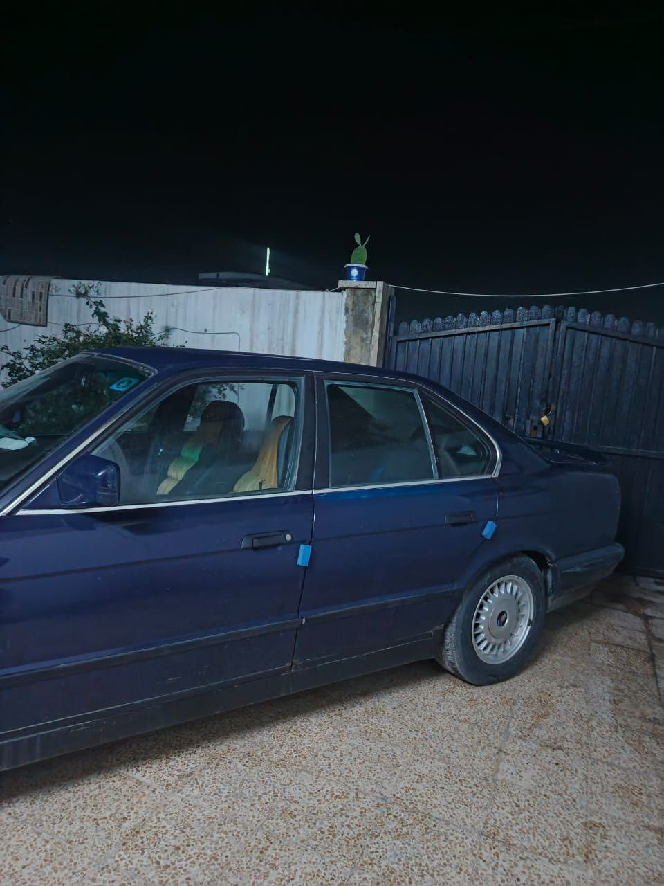 بسم الله الرحمن الرحيم ..
 ...1989...BMW 520 
سيارة جاهزه من كلشي شرط انطيك على كلشي✅
بدون اي ضرر بدون صبغ على وضع الشركه ✅ 
رقمها انگليزي نينوى ..تحويل ووكالة شرط ✅
تبريدها شغال كهربائيات واضاءه كلشي شغال✅
طخم تايرات جديد وباتري جديد ودوشمة جلد✅
سيارة على ايد وحدة وطگة مابيها وهزة جديدة✅
السعر 45 ومجالها حيل بسيط الاتصال على الارقام
(***********-***********)
