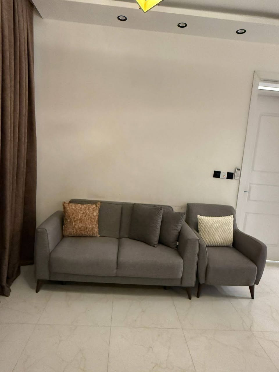للبيع قنفات استقبال مودرن ✨
منشأ: مزاج سنتر
الحالة: نظيفة جداً واستخدام خفيف

📌 التشكيلة:

* كنفة نفرين 
* كنفتين مفرد
يعني ست مقعد
* التصميم مودرن ومرتب يناسب الشقق الحديثة
* ⁠ويصبح سرير 

💰 السعر المطلوب: 750 ألف
📍السعر قابل للنقاش البسيط للجادين

اللون راقي ومريح ويجي وياه مخدات ✨
الاعظميه بغداد
للمهتمين مراسلة خاص


**إذا كنت صاحب هذا الإعلان وتريد حذفه لأي سبب، رجاءا أرسل رسالة إلى الدعم الفني**