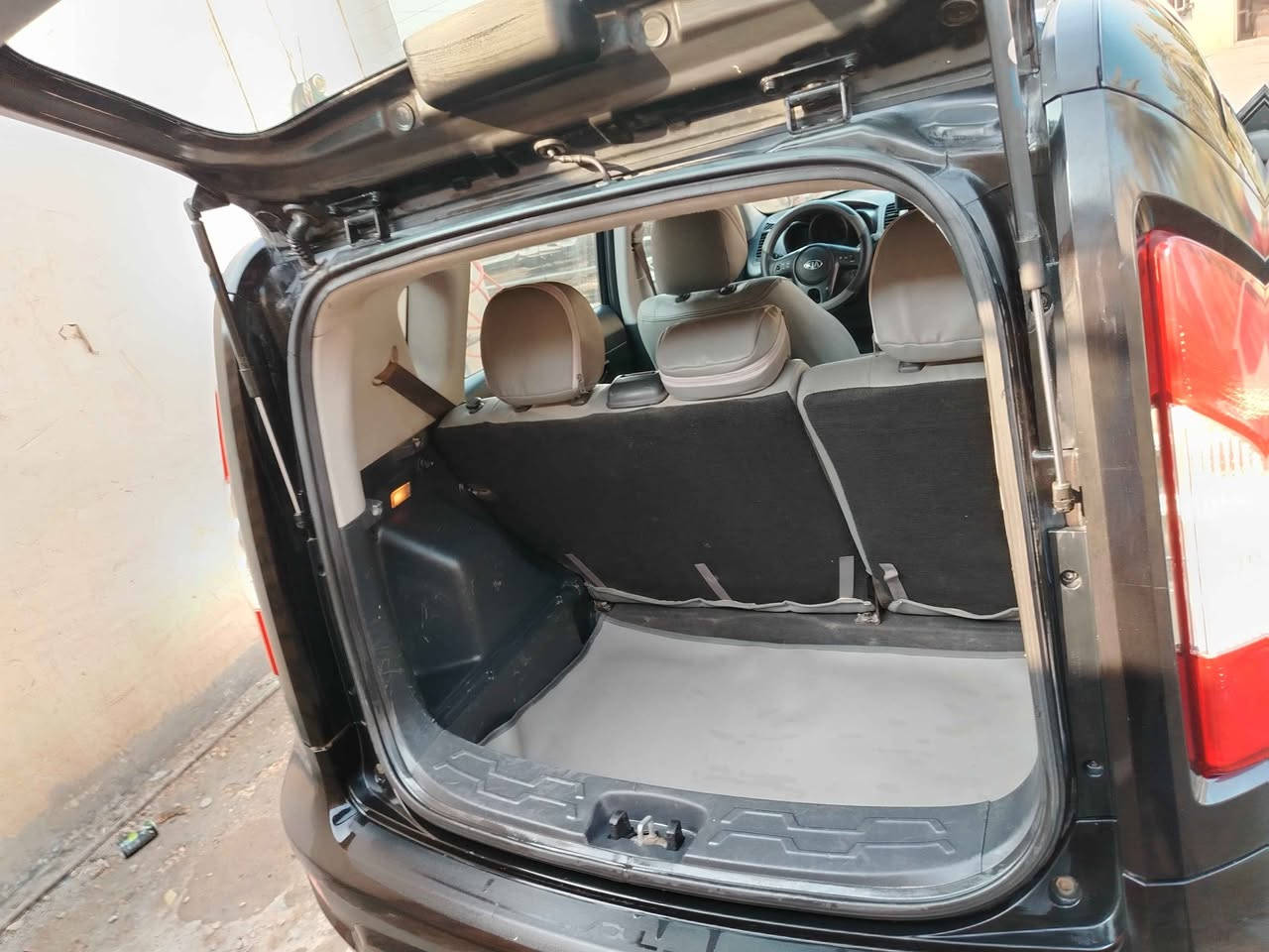 كيا صول سوداء اللون موديل ٢٠١٢ محرك ١٦٠٠ GDI ضررها بنيد صبغ جاملغ خلفي صبغ وشبر بالدور الخلفي و جاملغ امامي بارد السياره بحاله جيده جدآ ونضيفه جدآ رقم بابل انكليزي السعر ٨٧ ورقه وبيها مجال قليل للإستفسار الاتصال *********** الهندية, كربلاء
