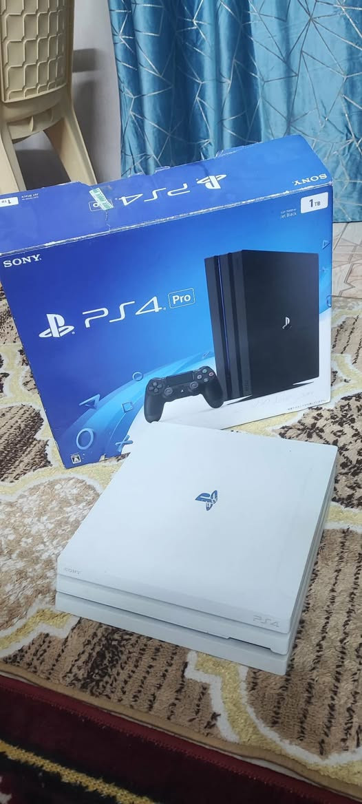 السلام عليكم بلي 4 برو  ياباني مهكر نظام 11 يدعم ال4k مع الكارتون الاصلي وملحقات يدة اصلية ويدتين تجارية وحامل ابو التبريد وشحن اليدات مع هارد بي العاب وقطعة التهكير شكل فلاش الصغيرة مع يو بي اس جديدة بالكارتونة 
فقط مفتوح لغرض التنظيف وتودي لاي محل بلي يطلع غير شي تاخذة ابلاش 
المكان بغداد الشعب 
***********
