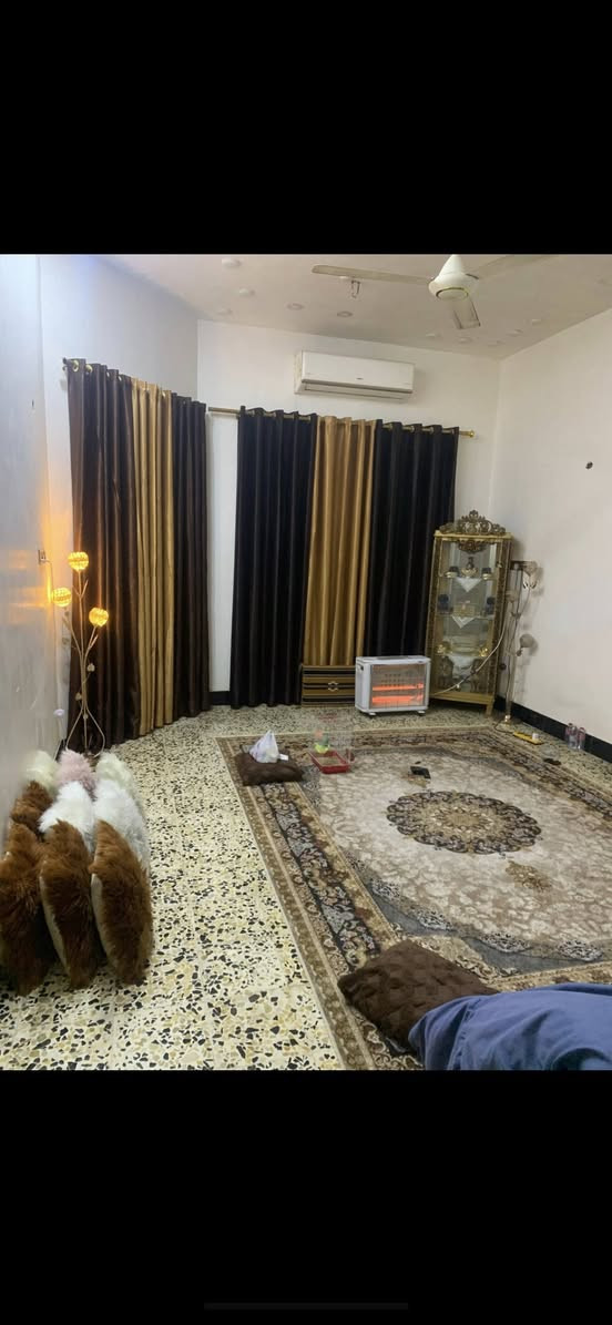 سلام عليكم بيت للبيع 200 متر مربع بيت بناء حديث يحتوي ع غرفه و صاله و دوانيه و مطبخ و 3 مناور وفوك صاله واحده طابو زراعي باقي التفاصيل *********** حي الحسين الجديد دوانم ابو حوراء البخيتاوي
