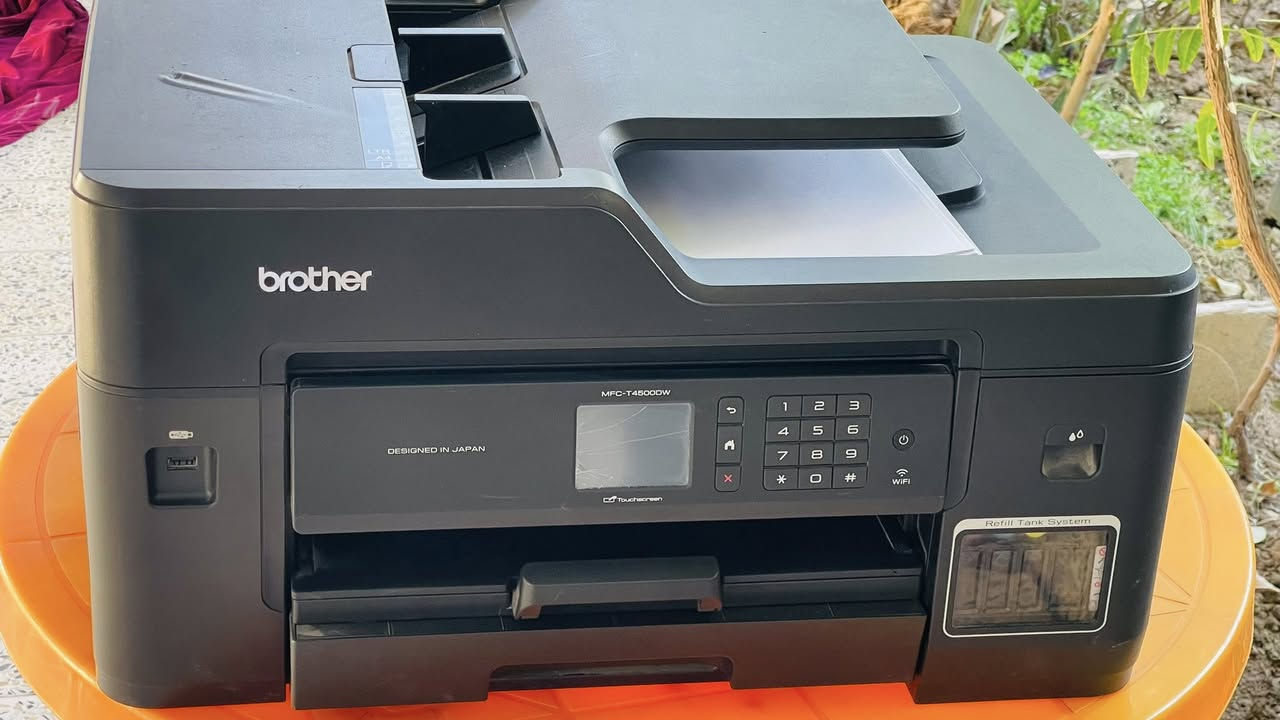 سلام عليكم طابعة brother للبيع غنية عن المواصفات ستعمال قليل ستعمال بيت جبتها فترة السادس وبس مواصفاتها 

• الوظائف: طباعة، نسخ (Copy)، مسح ضوئي (Scan)، وفاكس.
• حجم الورق: تدعم الطباعة والمسح الضوئي حتى حجم A3.
• نظام الحبر: نظام خزان الحبر المدمج (قابل لإعادة التعبئة بسهولة واقتصادي جداً في استهلاك الحبر).
• السرعة: تصل سرعة الطباعة إلى 22 صفحة في الدقيقة (أسود) و20 صفحة في الدقيقة (ملون).
• الدقة: دقة طباعة عالية تصل إلى \bm{1200 \times 4800} نقطة في البوصة.
• التوصيل: تدعم الاتصال اللاسلكي (Wi-Fi)، والشبكة السلكية (Ethernet)، والطباعة المباشرة من الموبايل أو عبر USB.
• المميزات الإضافية:
• طباعة تلقائية على الوجهين (Auto Duplex) حتى حجم A3.
• درج ورق رئيسي يتسع لـ 250 ورقة مع درج خلفي متعدد الأغراض (100 ورقة).
• شاشة لمس ملونة بحجم 2.7 بوصة للتحكم السهل.
• مغذي تلقائي للمستندات (ADF) بسعة 50 ورقة
قيم بلي يرضي الله وتدلل 
مكاني ديالى بعقوبة متوفر توصيل 
اتصال ‭0770 336 4893‬
وتساب ***********
