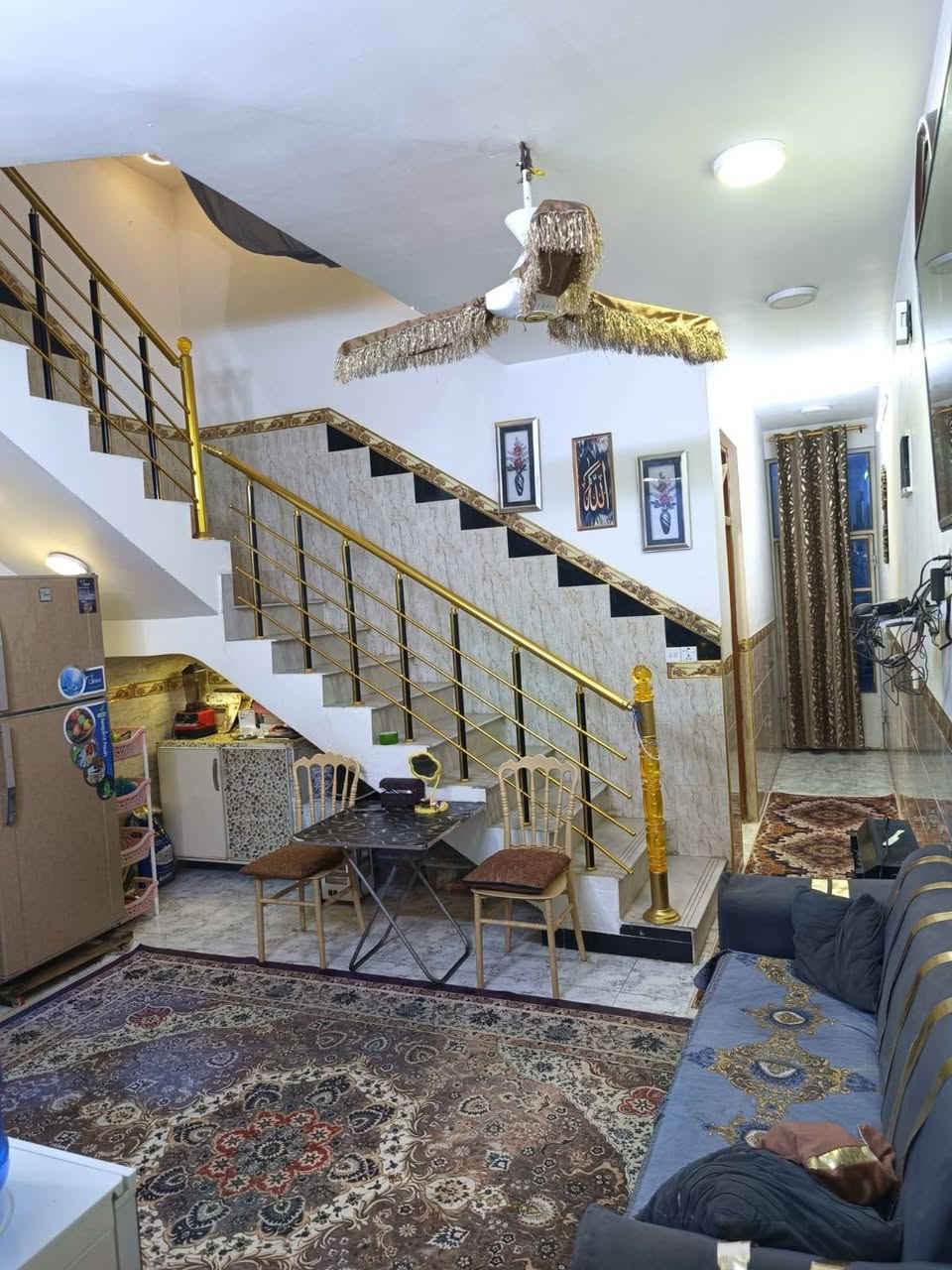 سلام عليكم بيت للبيع مساحه 100 م واجه 5 نزال 20 الموقع بدايه المربع الثاني مقابل ماركت الشام  بناء حديث درجة اولى   يحتوي على استقبال مدخلين  + منور ومطبخ ترك جانبي. وحمام   وغرفه نوم 
الطابق الثاني 2 غرفه نوم وحمام. + بيتونه وسطحين 
للاستفسار اكثر   *********** واتساب
