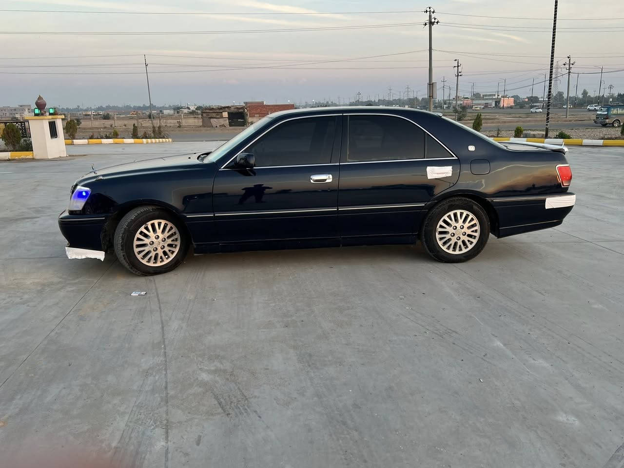 مەلیکە نیلی تۆخ وەک نیلیکان بازار نیە موسە موس
چوار کوشن کارەبا
ئاوینە کارەبا ئاوینە هیتر
جامەکانی ئۆتۆیە دەست بەخە بەردەمی ئەگەریتەوە
دوو شاشە
دەشبول نەجەف
تەبرید ساردو گەرم
دیفۆر بجوک ئالتونی بازار
چوار تایەو ویلی لۆک
سپیری خەتی تیایە دانەبزیوە
بەبی بۆیاخ 
مشتری نی سەرمان مەهێشینە ئەمیش ژم ***********
