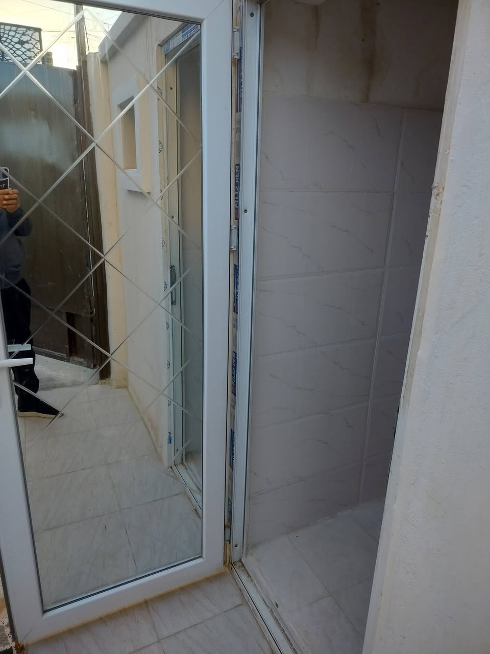 100م للبيع السعر 175 حي الجهاد الاستاذه خلف جامع مديحة الجنابي مقابل الامانه طابق ونص كراج صاله مطبخ 2نوم حمام وتواليت عدد2 سطحيين منطقة نظيفة خدمات كامله اتصال ***********
