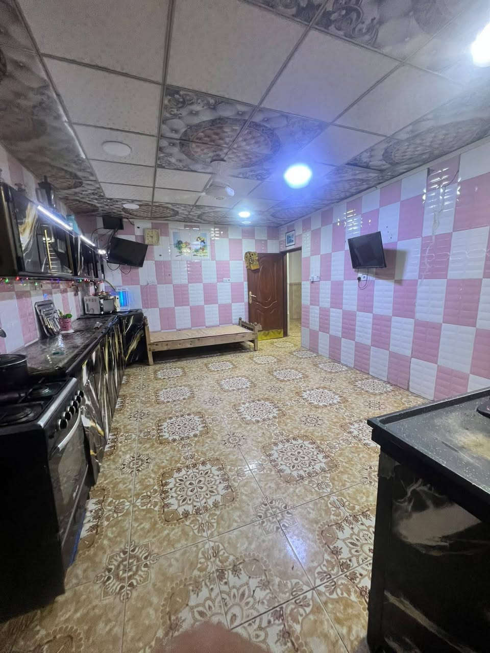 ​🏡 دار ركن مميزة للبيع في بيجي – الحي العصري الشمالي
الموقع: بيجي - الحي العصري الشمالي (خلف جامع عباد الرحمن).

​📌 مميزات الموقع والعقار:

​سند الملكية: طابو صرف.

​المساحة: 300 متر مربع (ركن على شارعين).

​الخدمات المحيطة: تبليط كامل، أرصفة جاهزة، وإنارة شوارع متكاملة.

​الخدمات الأساسية: الدار جاهز تماماً للسكن (كهرباء وطني + خط مولد + إسالة ماء مستمرة).

​🧱 تفاصيل البناء (طابقين):

​الطابق الأول: 

​🛏️ غرفتين نوم.

​🛋️ صالة استقبال واسعة.

​🍽️ مطبخ مجهز.

​🚪 هول داخلي.

​🚽 مجمع صحيات خارجي.

​الطابق الثاني: 

​🛏️ غرفتين نوم.

​📦 مجمع غرف (مساحة إضافية).

​🚿 مجمع صحيات متكامل.

​📞 للاستفسار والتواصل:

​للمزيد من التفاصيل أو لمعاينة العقار، يرجى التواصل عبر:

​الرسائل الخاصة 📥

​الاتصال مباشرة على الرقم: 📱 ***********
