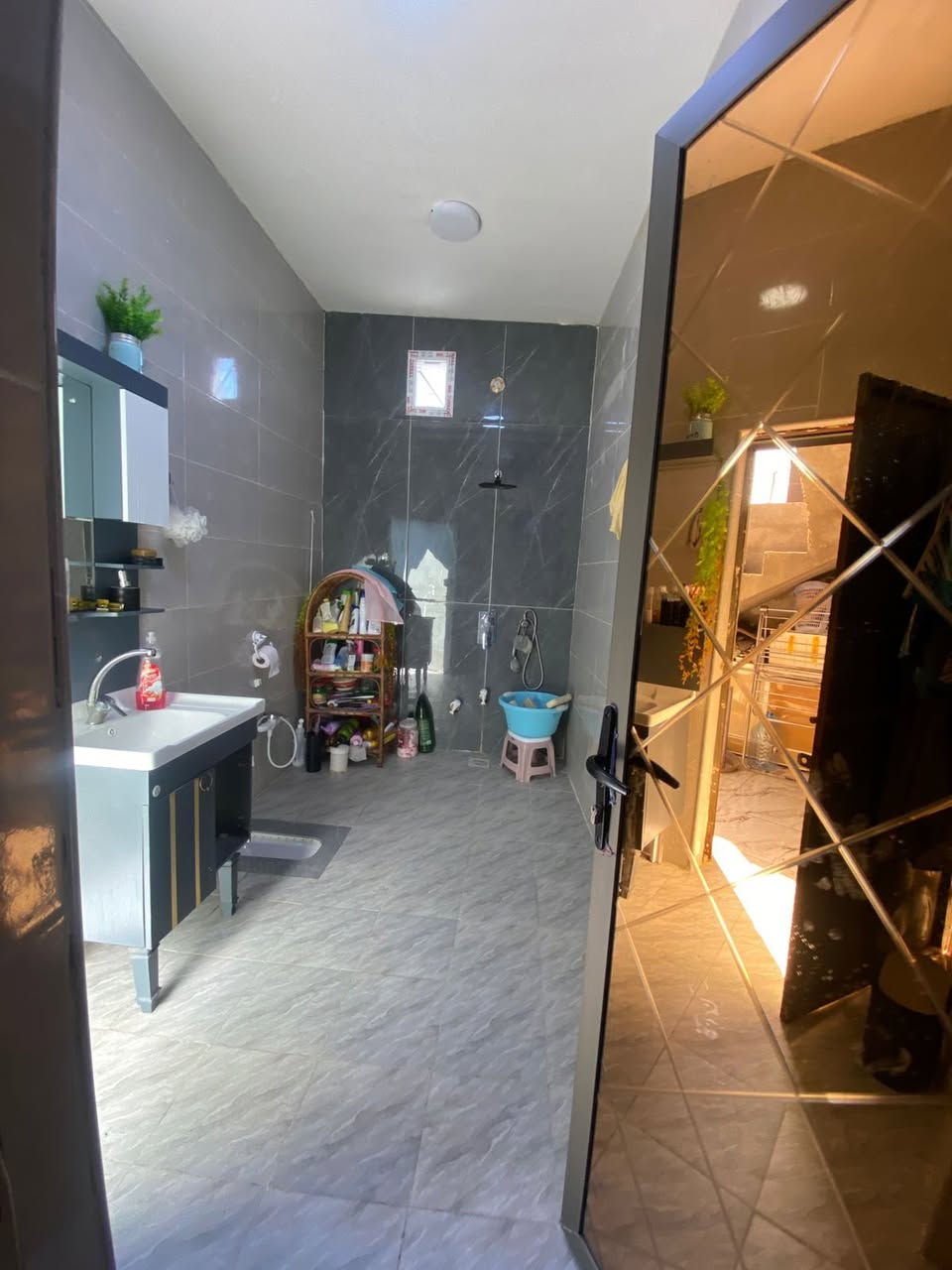 السلام عليكم 
شقه للايجار 
مناوي الجم 
فوك بيت 
غير موثث
درج معزول 
غرفتين وصاله ومطبخ وصحيات نضيفه فول 
يجاره قفل شامل جور الماي والكهرباء 500


**إذا كنت صاحب هذا الإعلان وتريد حذفه لأي سبب، رجاءا أرسل رسالة إلى الدعم الفني**