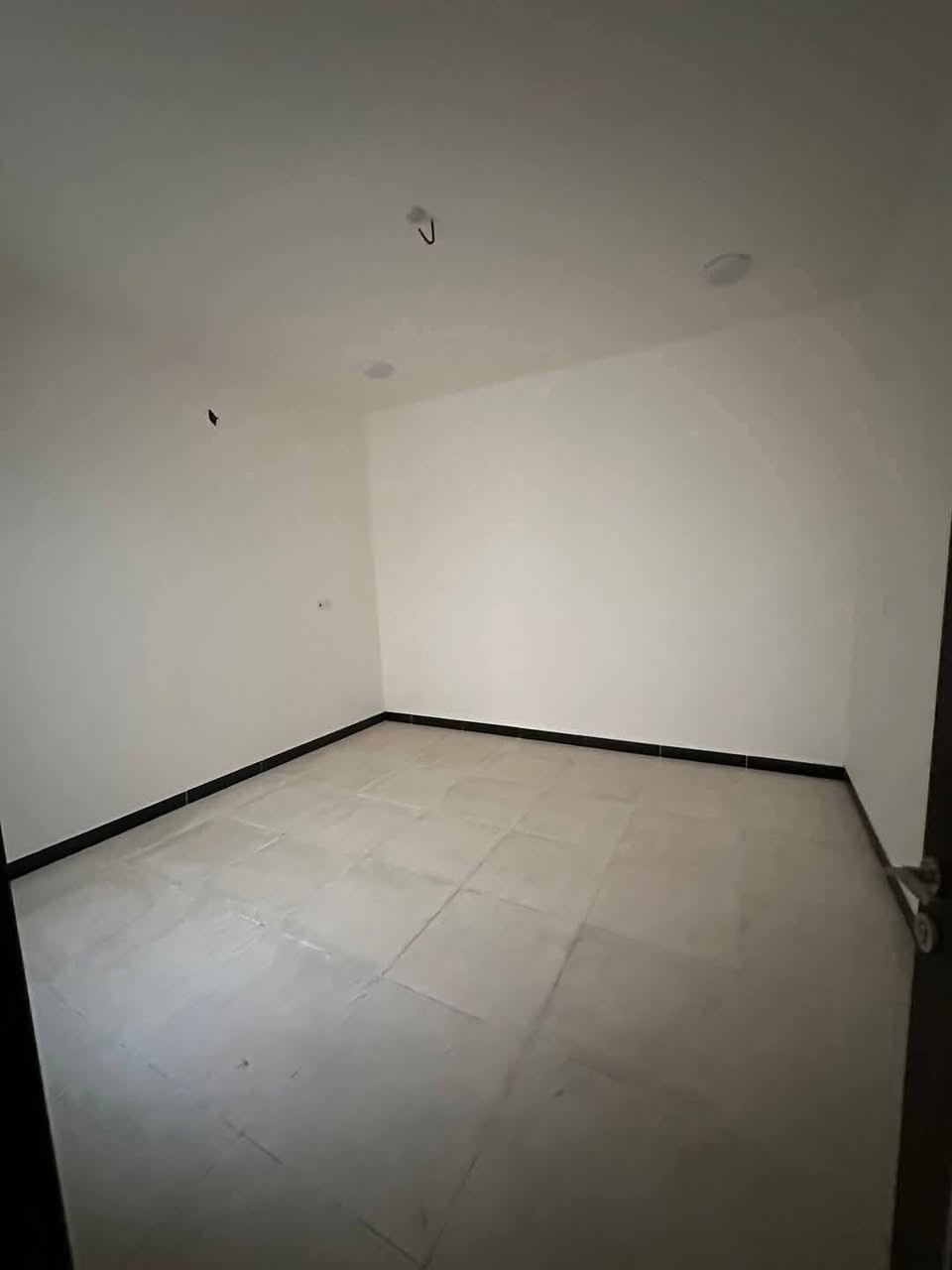 للايجار في مجمع النخيل السكني 
مساحة 200م 
3غرف نوم طابق ونصف 
سعر الايجار 400 الف 
مقدمة 3 شهور 
للتواصل الاتصال على واتساب/***********
