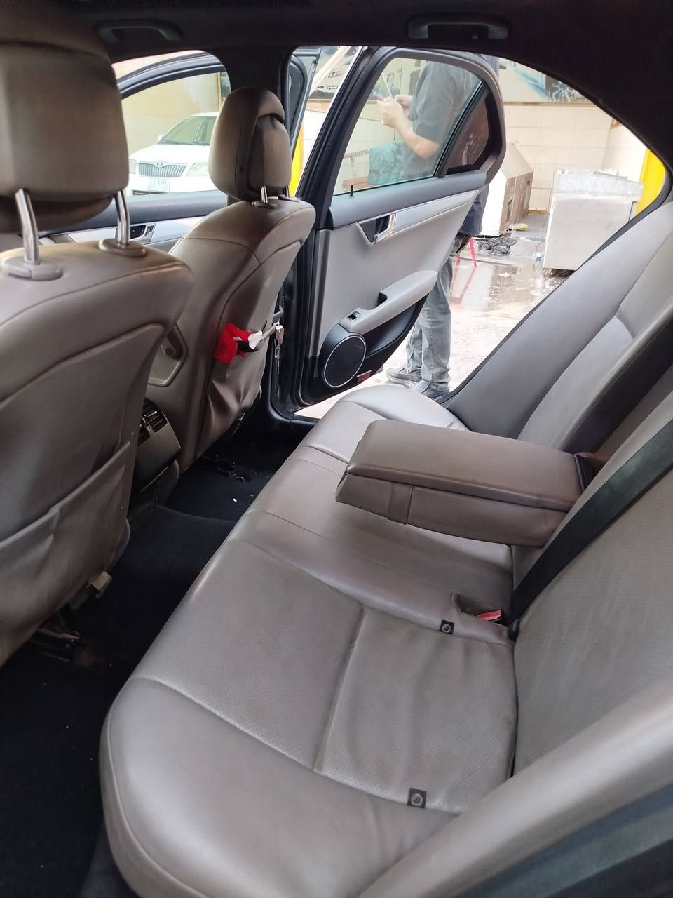 السلام عليكم للبيع او مراوس
مرسيدس 2008 c200 فول مواصفات
محرك 6 سلندر 3000 السيارة نظيفة جداً 
السعر 125 
***********
