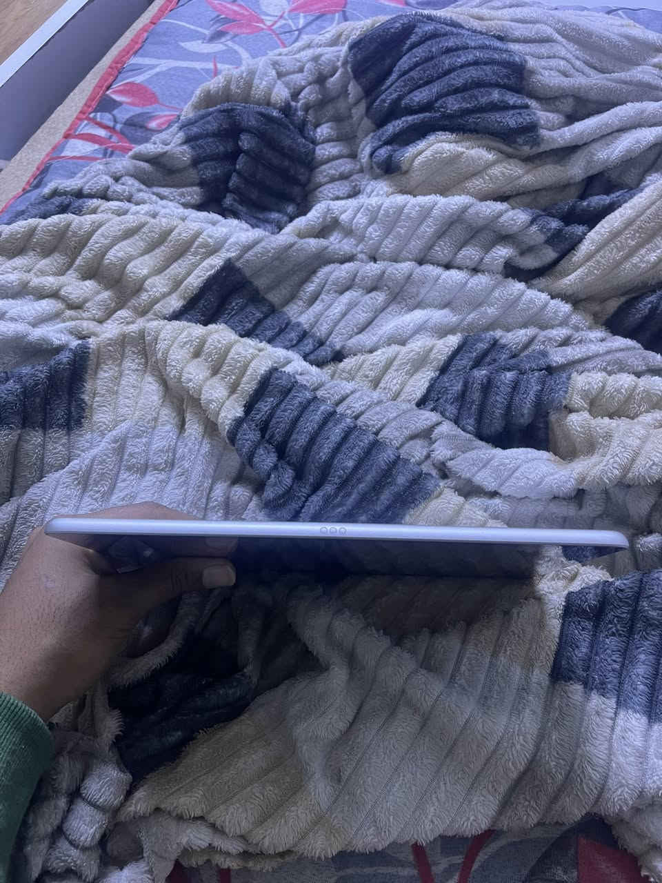 ايباد ٩ ذاكرته ٦٤ نضافه ١٠٠٪؜ وجديد كلش مابي طخه سعره ٢٥٠وبي مجال رقم الهاتف ***********
