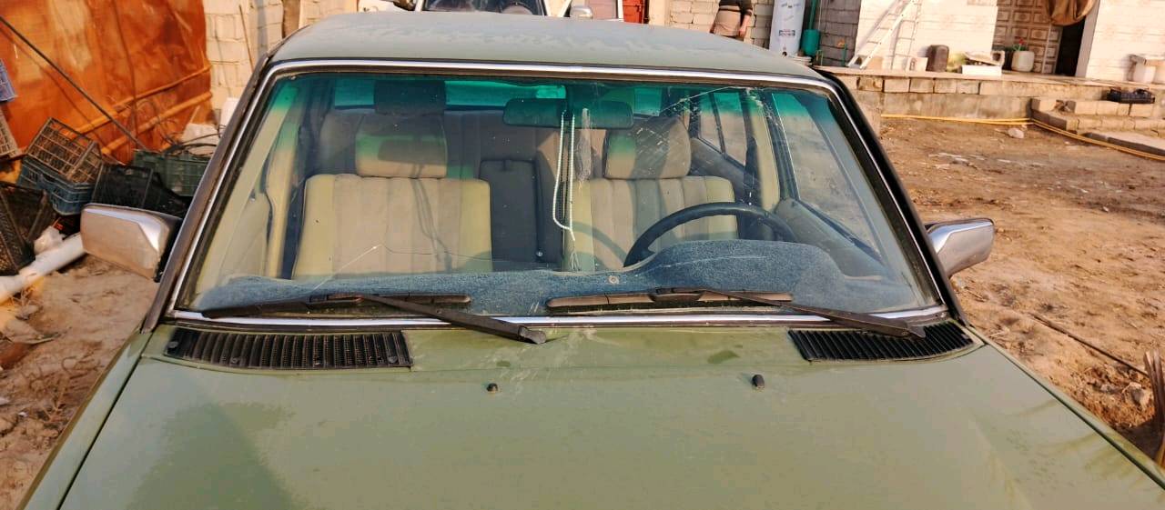 هذه سيارة مرسيدس-بنز موديل 230E بلون أخضر مميز. السيارة بحالة جيدة وتتمتع بمقصورة فسيحة ومريحة. الداخلية نظيفة والمحرك يعمل بشكل ممتاز. يمكن الاعتماد عليها في جميع الظروف، وتعد خياراً رائعاً لمن يبحث عن كلاسيكية المرسيدس.

الموقع: العراق.